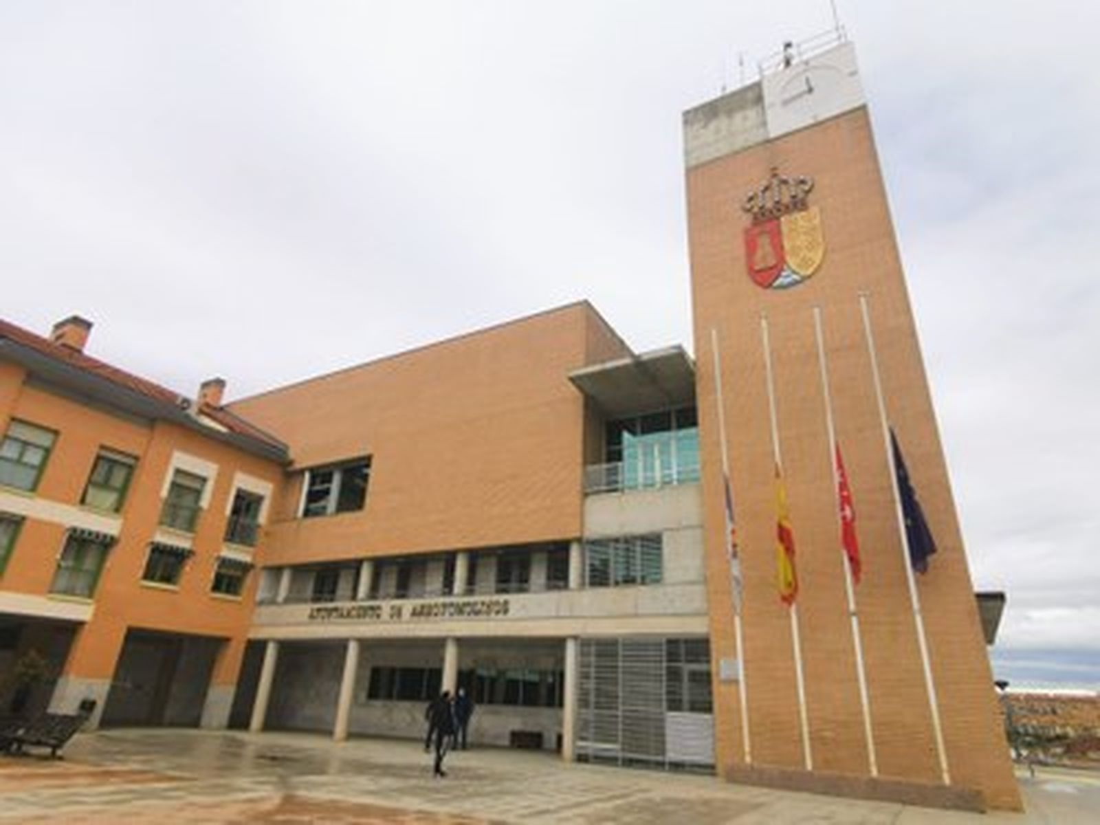 Ayuntamiento de Arroyomolinos con las banderas a media asta