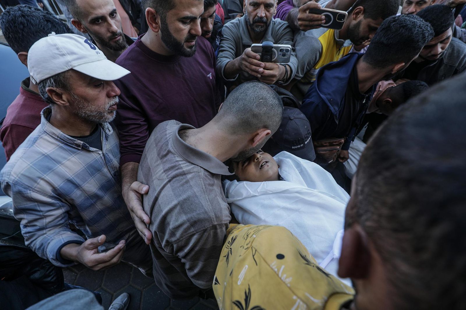 Al menos 93 muertos en un bombardeo de Israel contra un edificio en el norte de Gaza