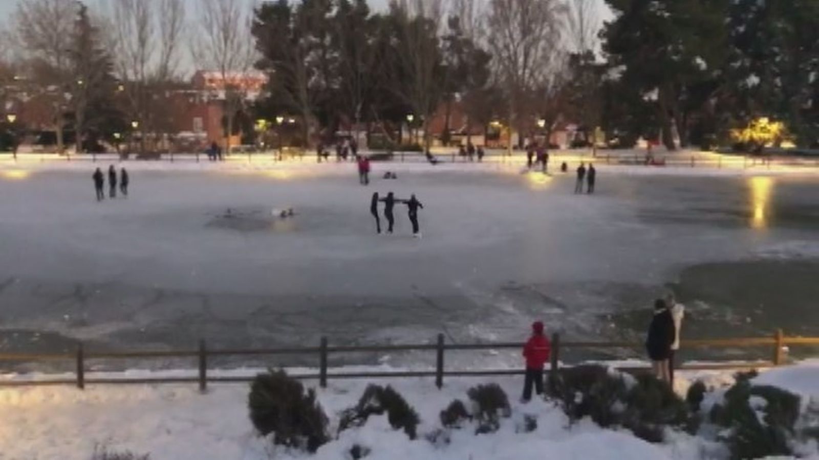 Patinaje sobre un lago congelado en Valdemoro