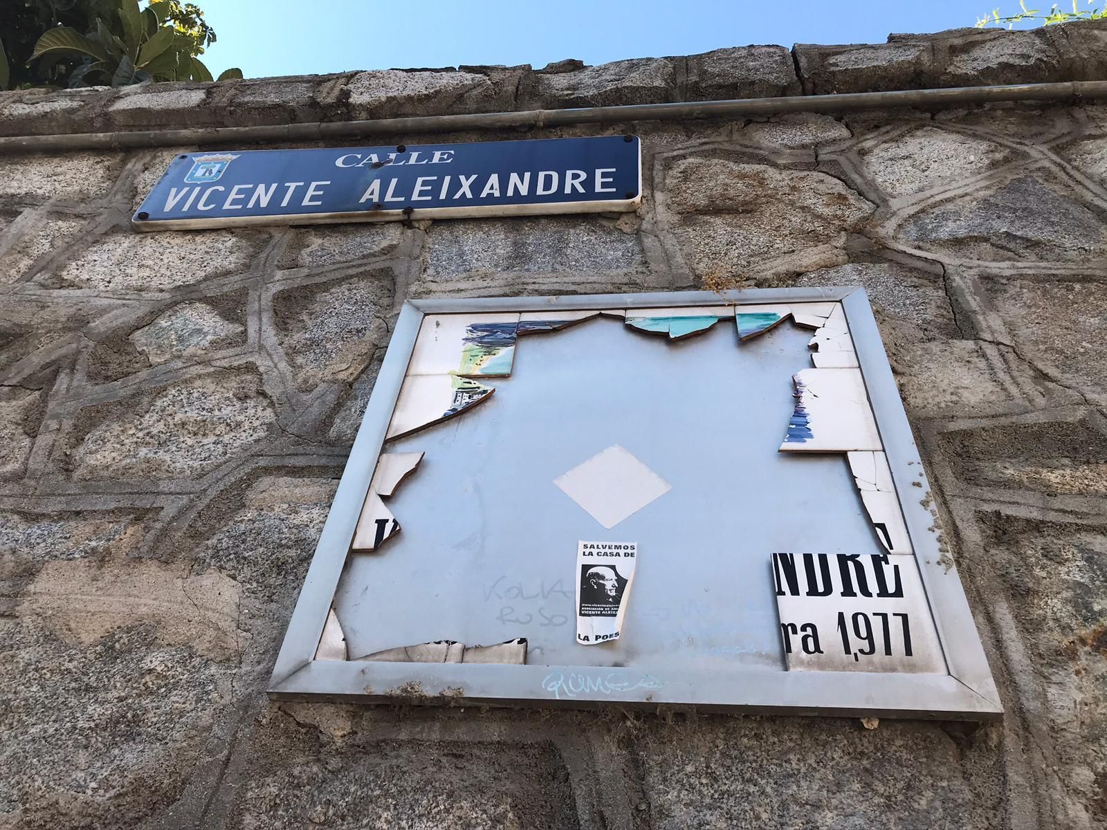 Placa en recuerdo a Vicente Aleixandre, totalmente destrozada