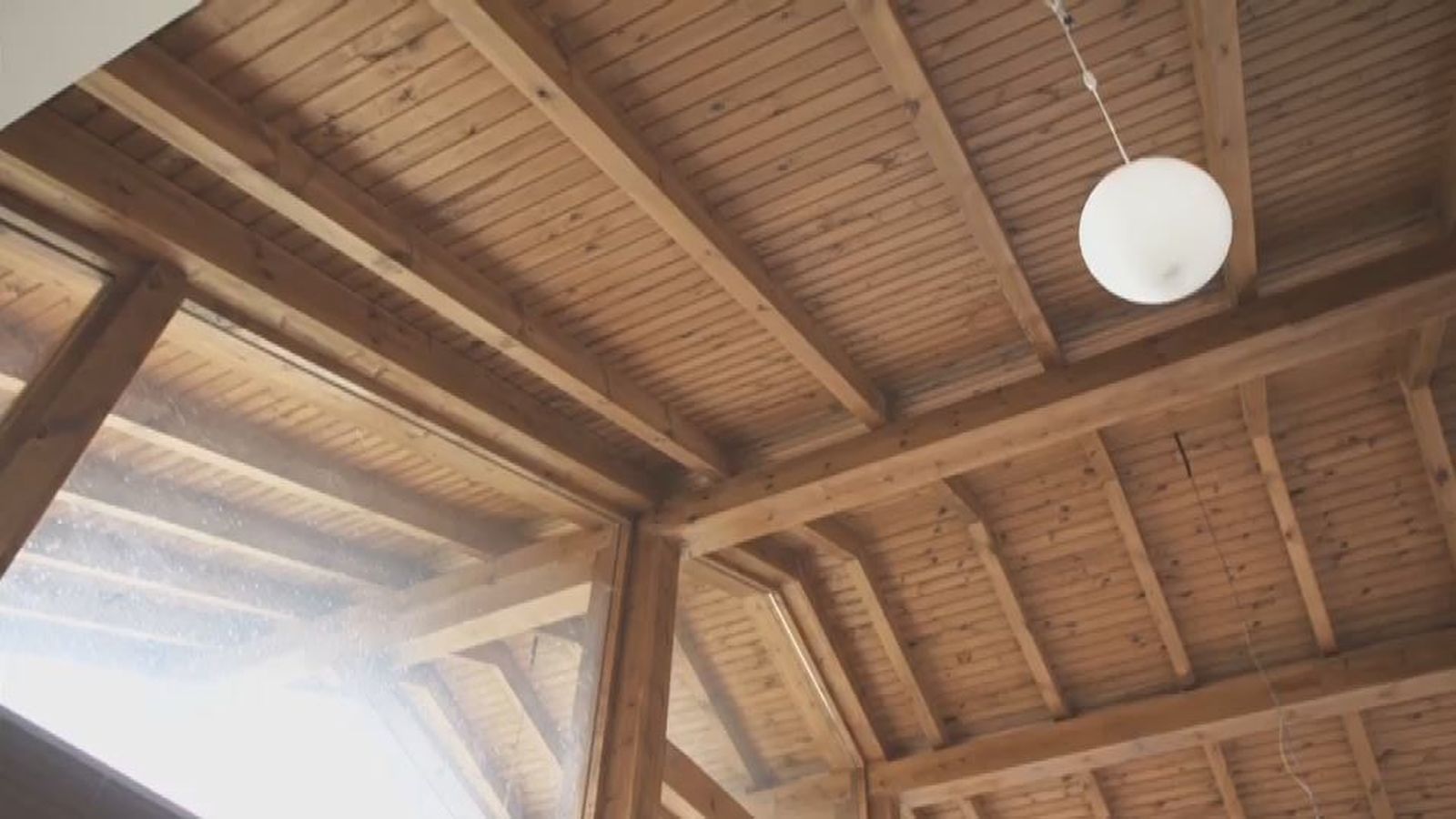 Tejado y suelo de madera hacen que este maravilloso chalet de Becerril de la Sierra sea un lugar ideal.... para quedarse.