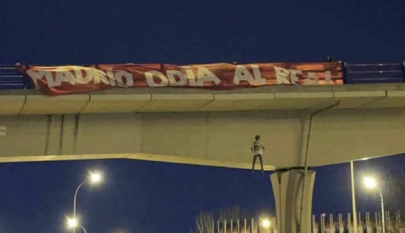 Muñeco con la camiseta de Vinicius