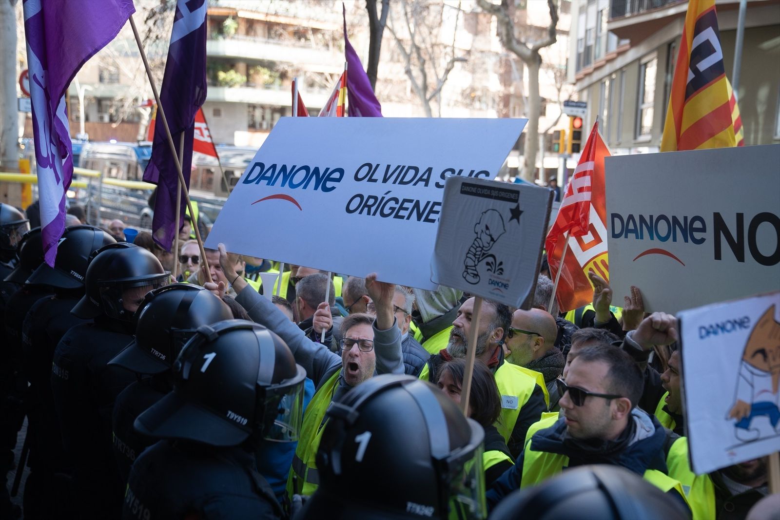 Manifestantes frente a antidisturbios durante una protesta contra el cierre de la planta de Danone en Parets del Vallès,