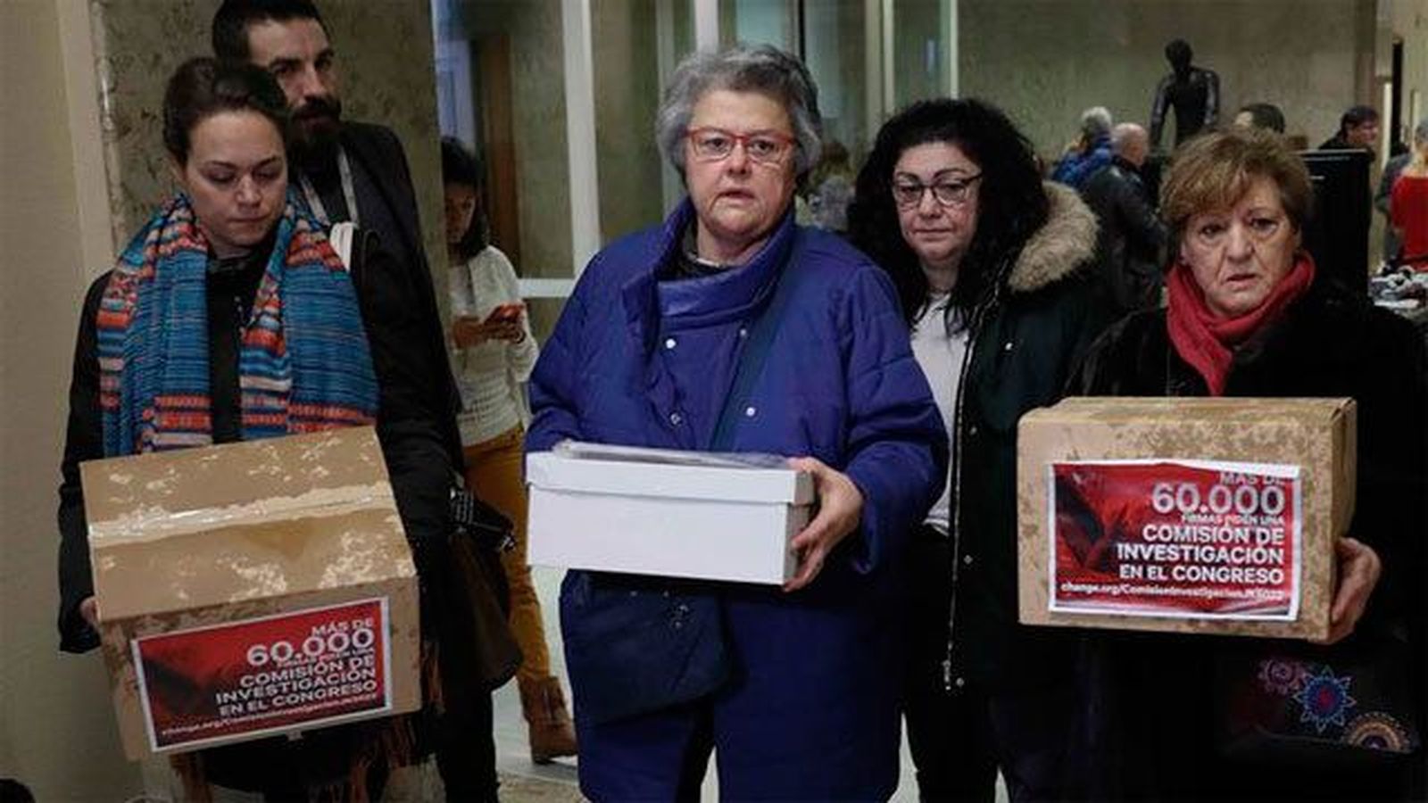 Víctimas del accidente de Spanair entregan 70.000 firmas  para que el Congreso abra una comisión de investigación