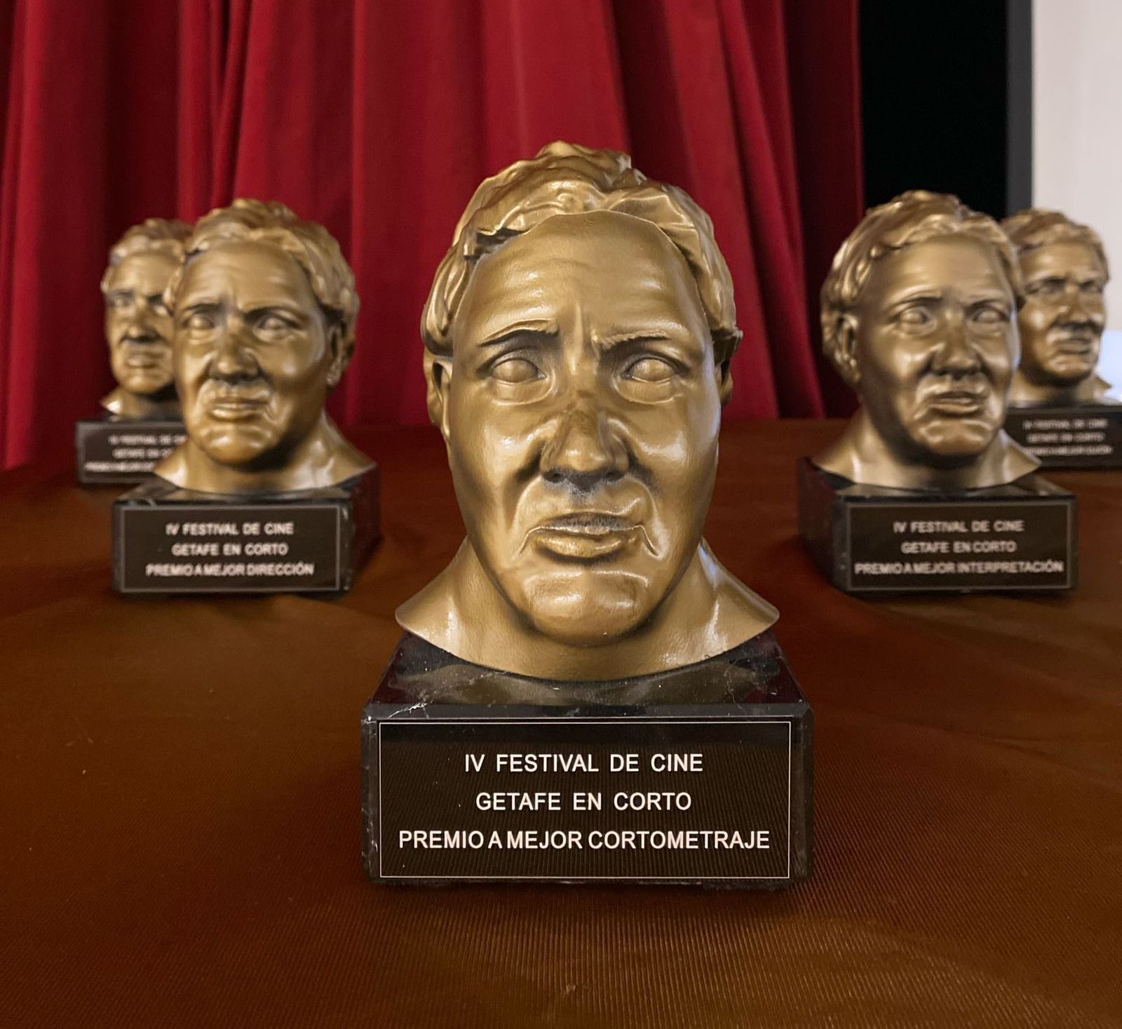 Estatuas de 'La Chevela', premios del festival Getafe en Corto