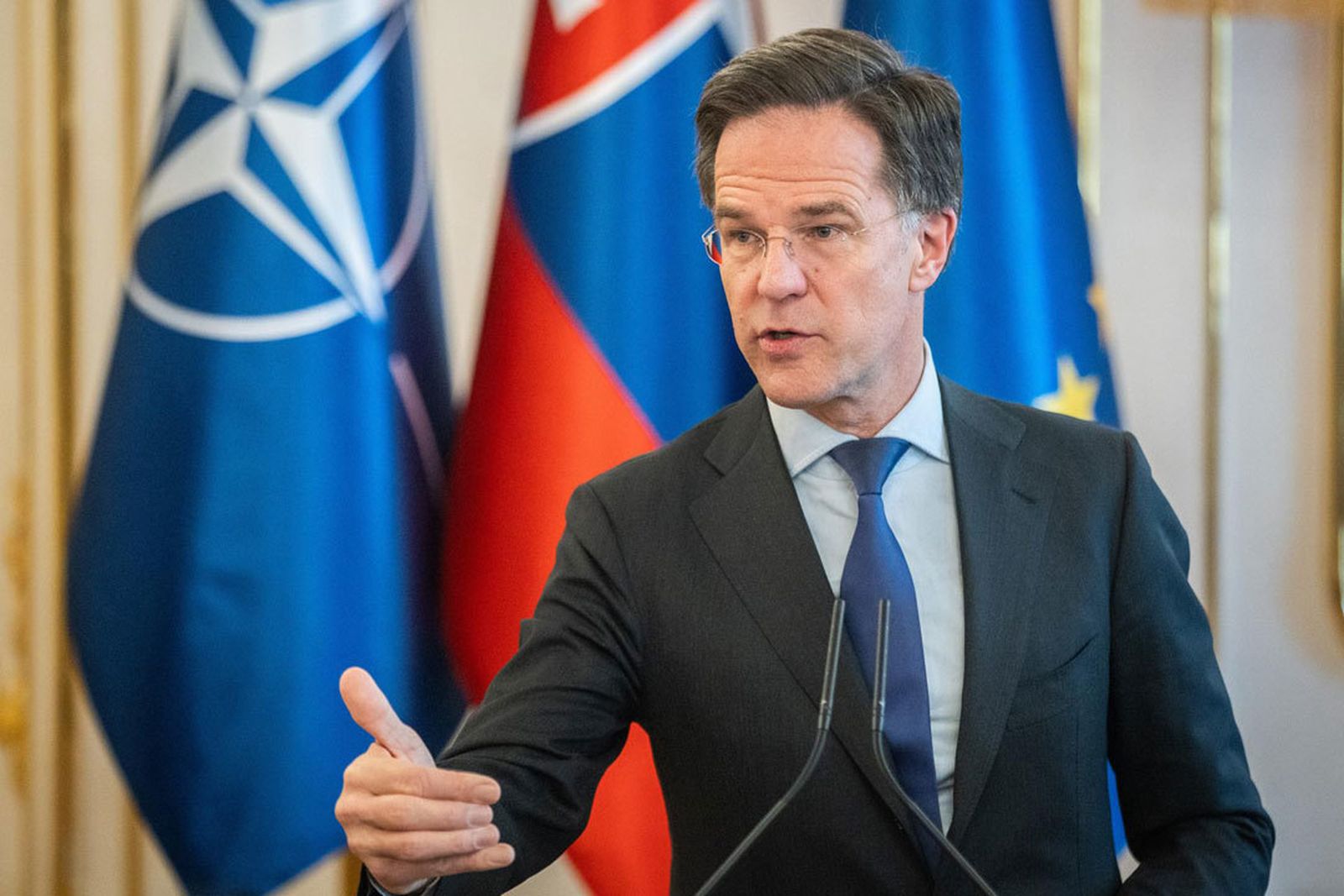 Rutte: quien no suba su gasto militar a 2% lidiará con "un simpático hombre en Washington"