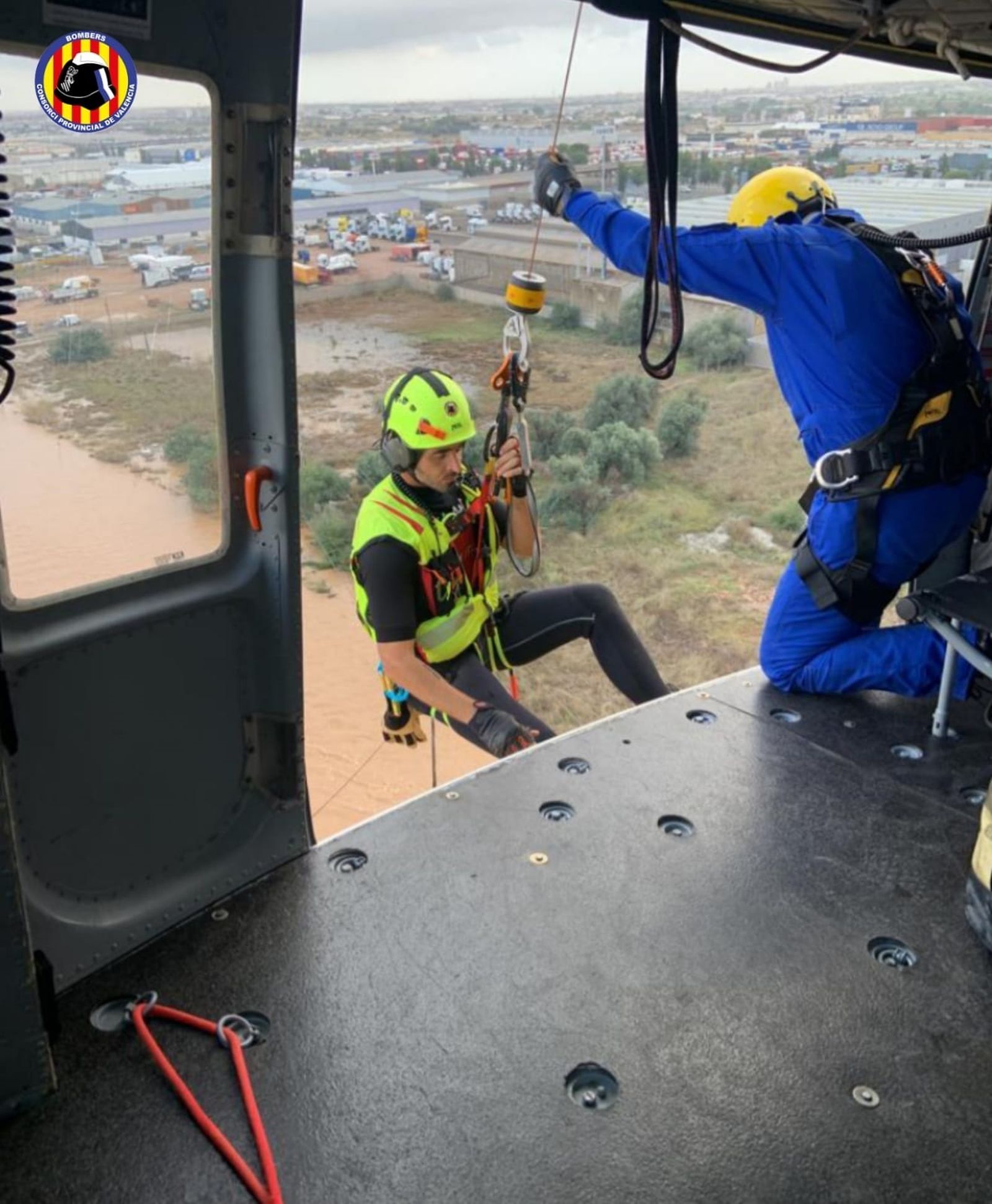 Rescate de los trabajadores en la localidad de Quart de Poblet