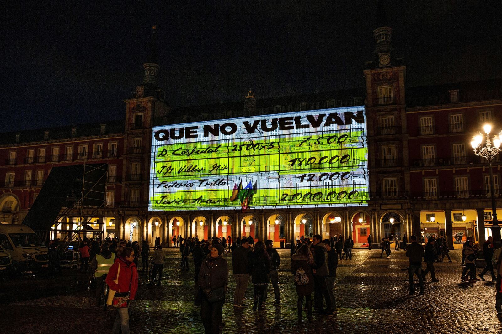 Proyectan imágenes de los "papeles de Bárcenas" en la Plaza Mayor de Madrid