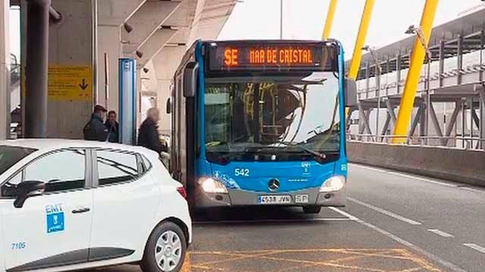 Carreras y confusión en el primer día del cierre de la linea 8 de Metro