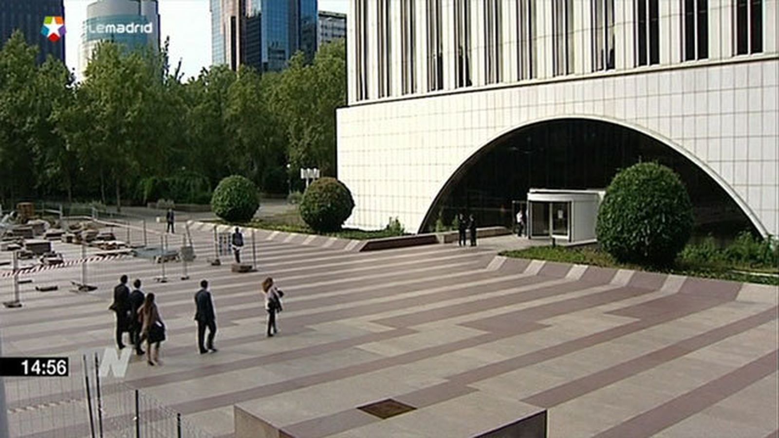 La plaza junto a Torre Picasso