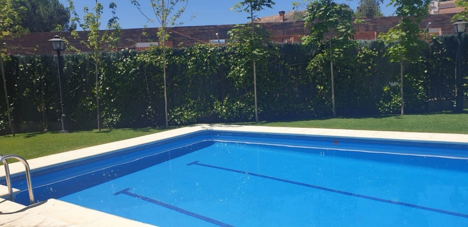 Y tiene esta enorme piscina... compartida, eso sí, con algunos vecinos.
