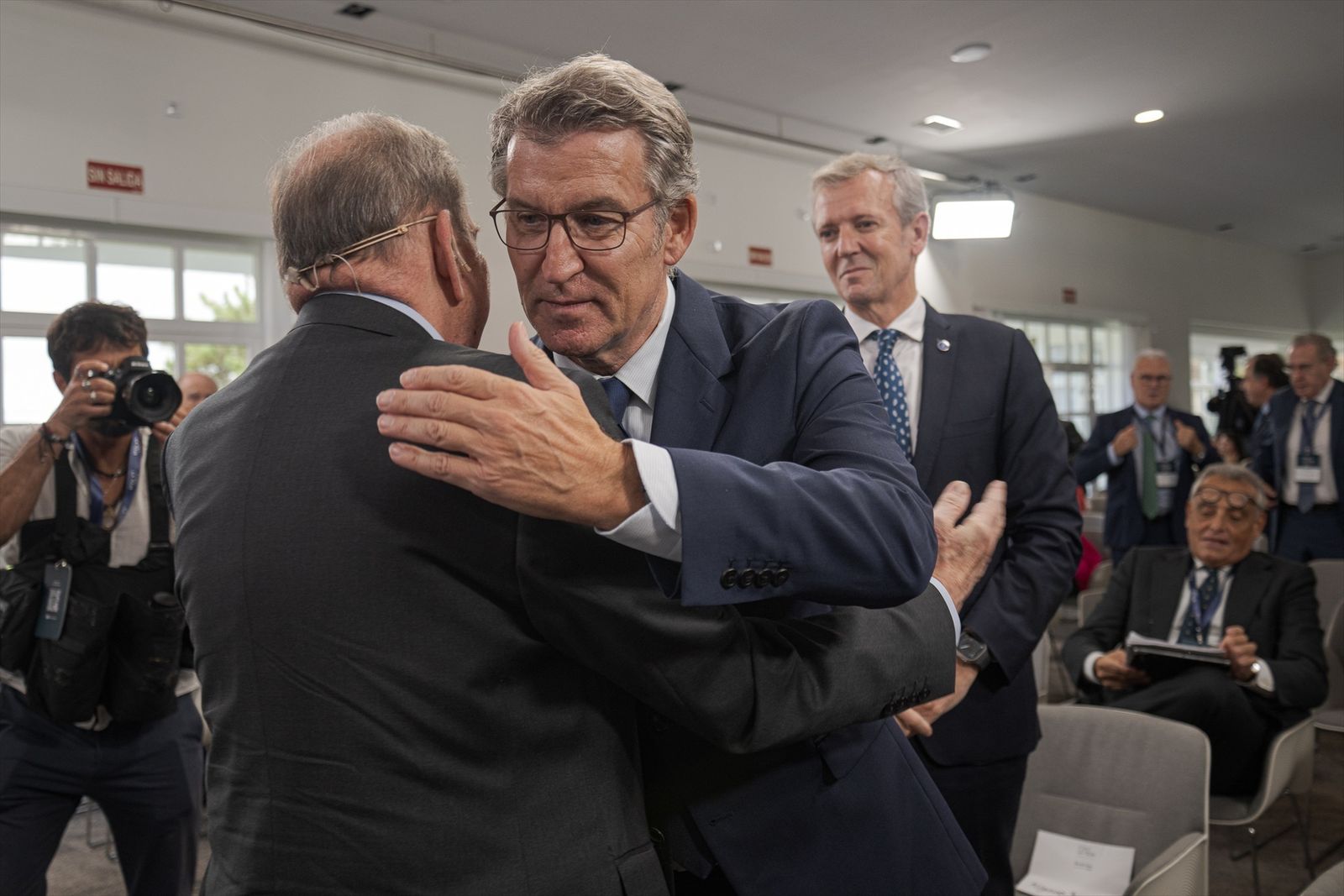 Feijóo rechaza que Delcy Rodríguez lidere el futuro de Venezuela y acusa al Gobierno de connivencia con Maduro