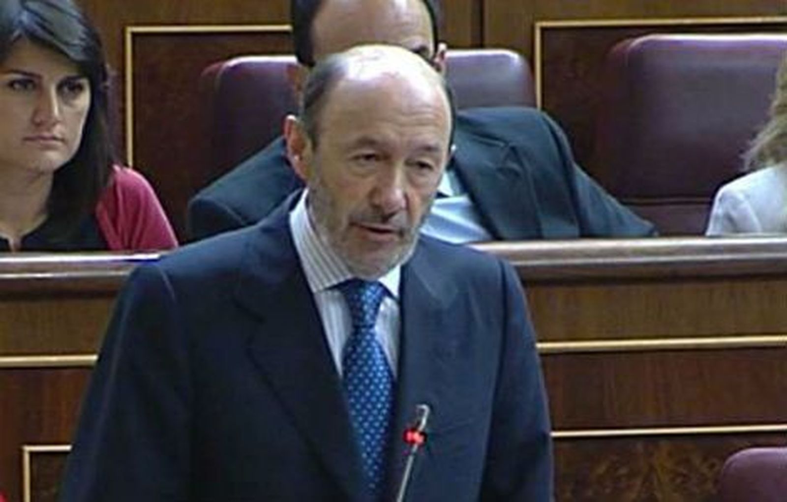 Rubalcaba augura una corta vida a la reforma de las pensiones y Rajoy le resta autoridad