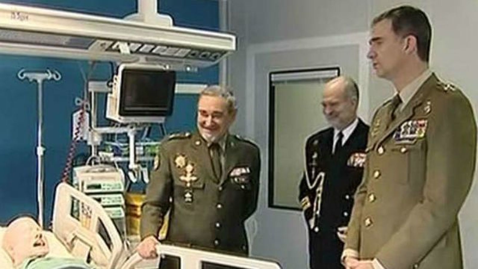 El Rey visita la nueva Unidad de enfermedades infecciosas del Gómez Ulla