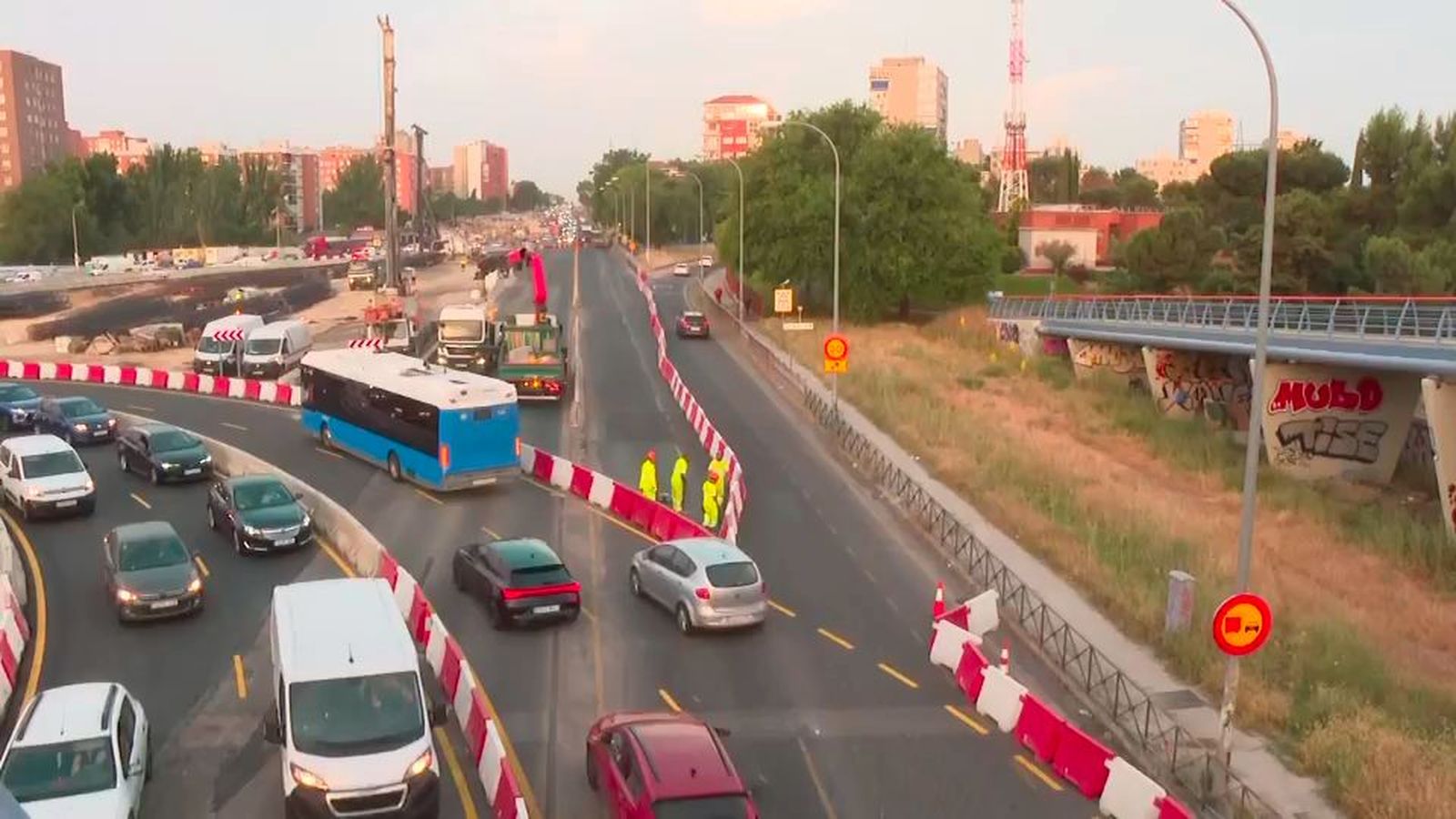 Mañana complicada en la A-5 por la demolición del paso inferior que enlaza con la carretera de Boadilla