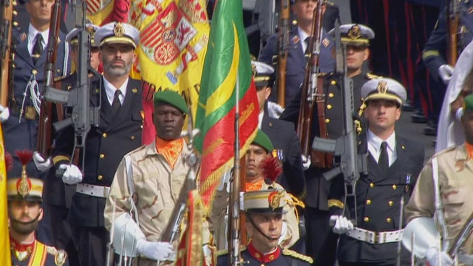 Los reyes presiden el desfile marcado por el accidente de un paracaidista
