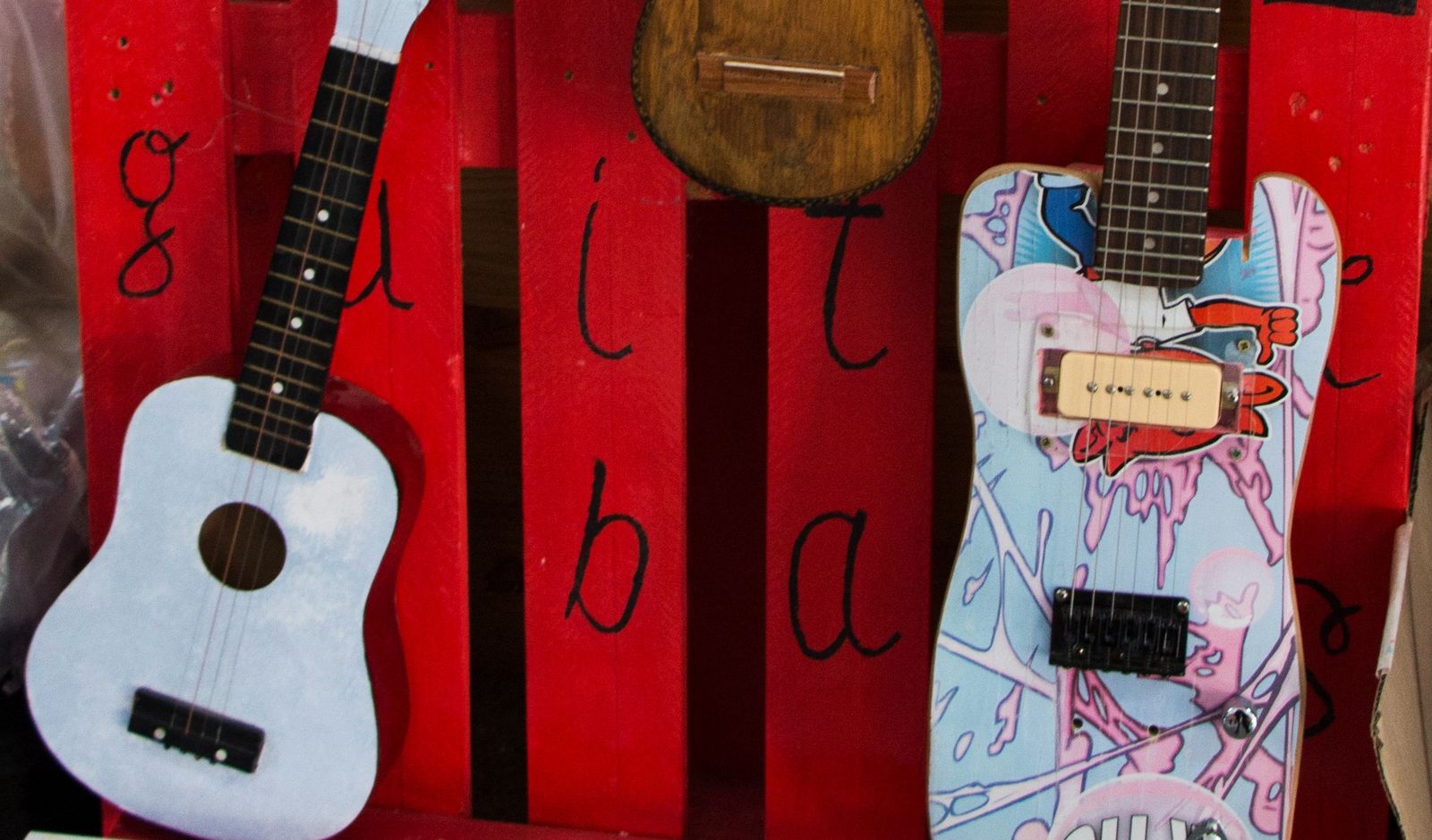 Instrumentos fabricados con materiales reciclados