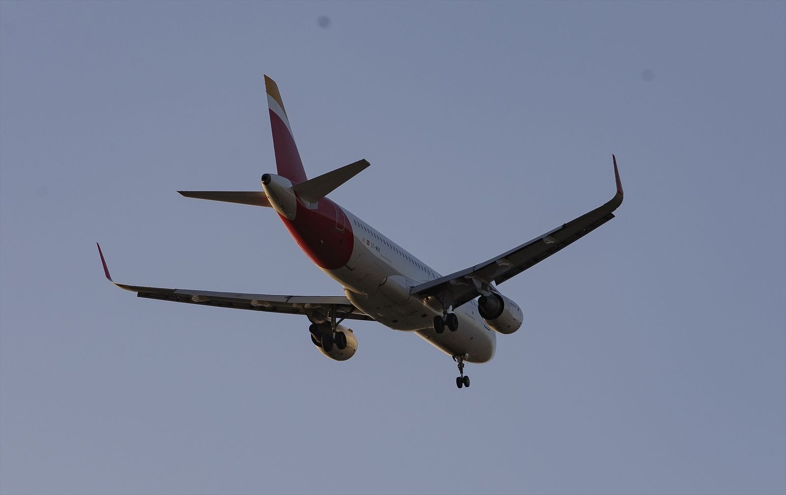 Un avión de la compañía Iberia, sobrevuela el aeropuero Adolfo Suarez-Madrid Barajas