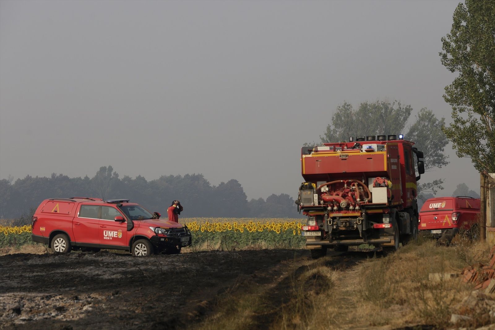 Cuatro militares de la UME heridos mientras combatían el incendio de Yeres, en León