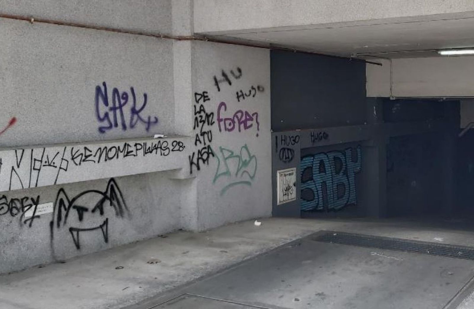 Pintadas en las paredes de un edificio de San Sebastián de los Reyes