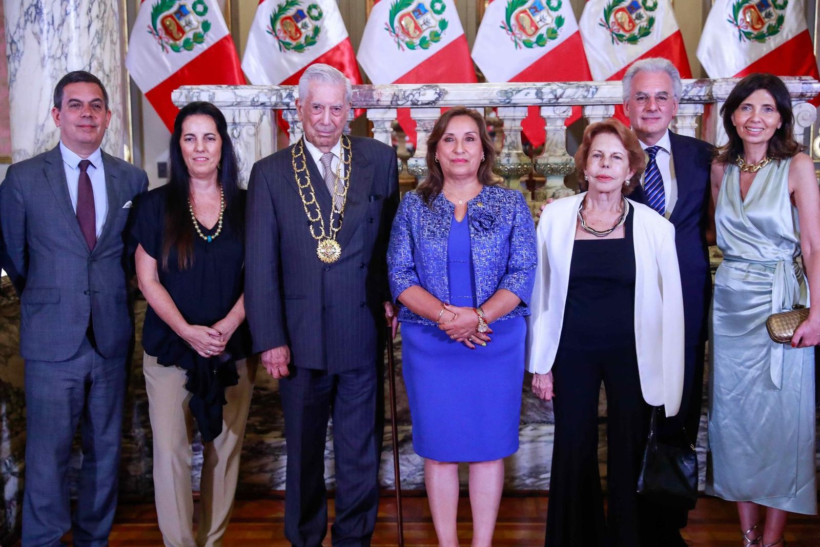 Vargas Llosa posa con la presidenta de Perú