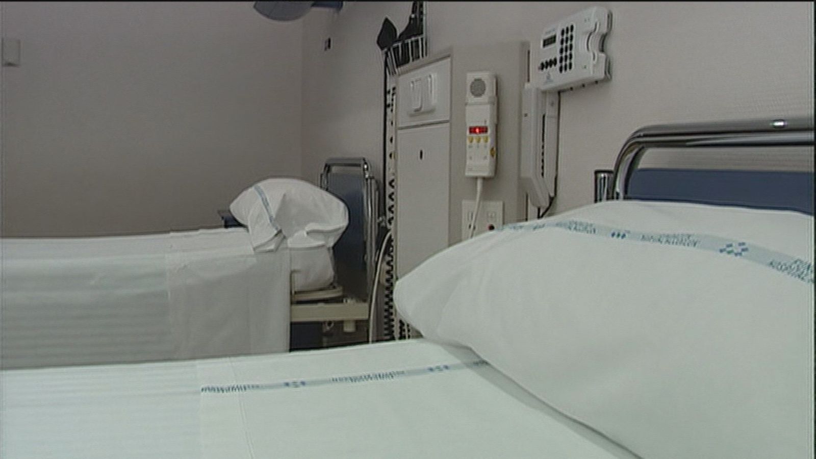 Un trabajador trata de asfixiar a una paciente ingresada en el Hospital de Alcorcón