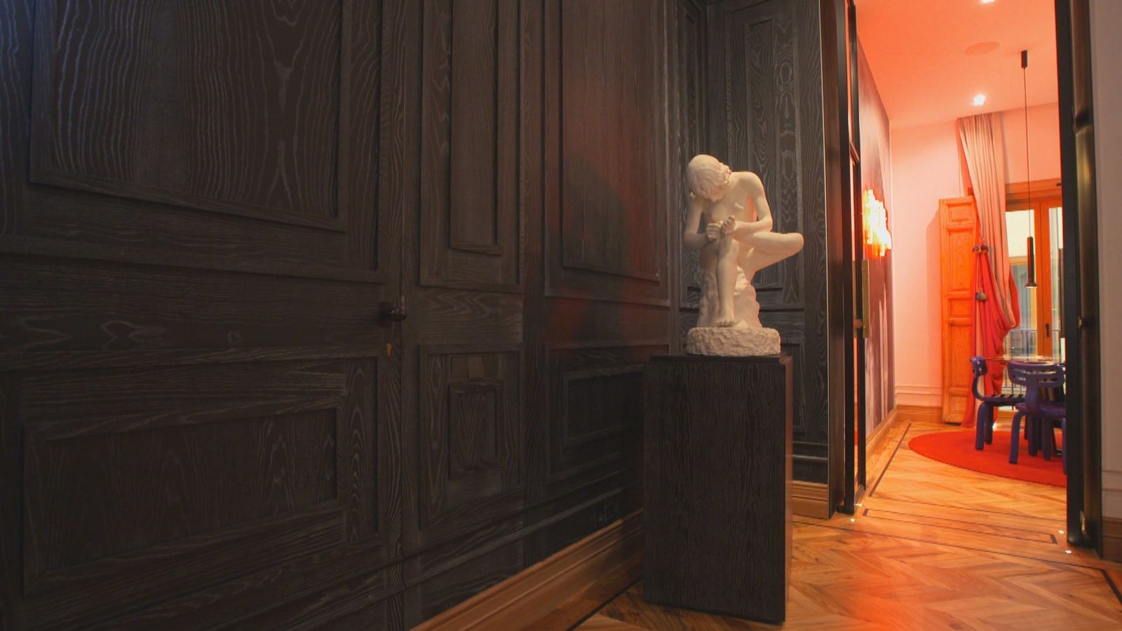Lo primero que encontramos en esta vivienda cercana a Gran Vía es una escultura de Mateo Maté. Y es que en esta casa de uno de los arquitectos y diseñadores de Davidedavid, bien podría ser un museo.