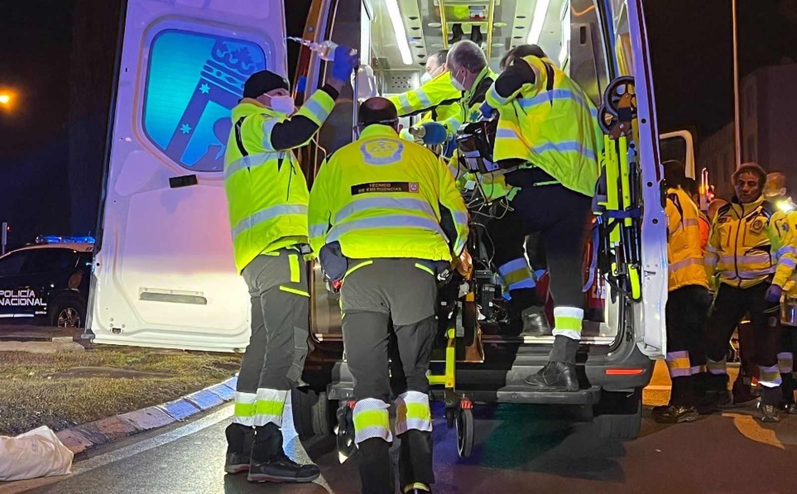 Un motorista, herido grave  tras sufrir un accidente y quedarse atrapado bajo un coche en Madrid
