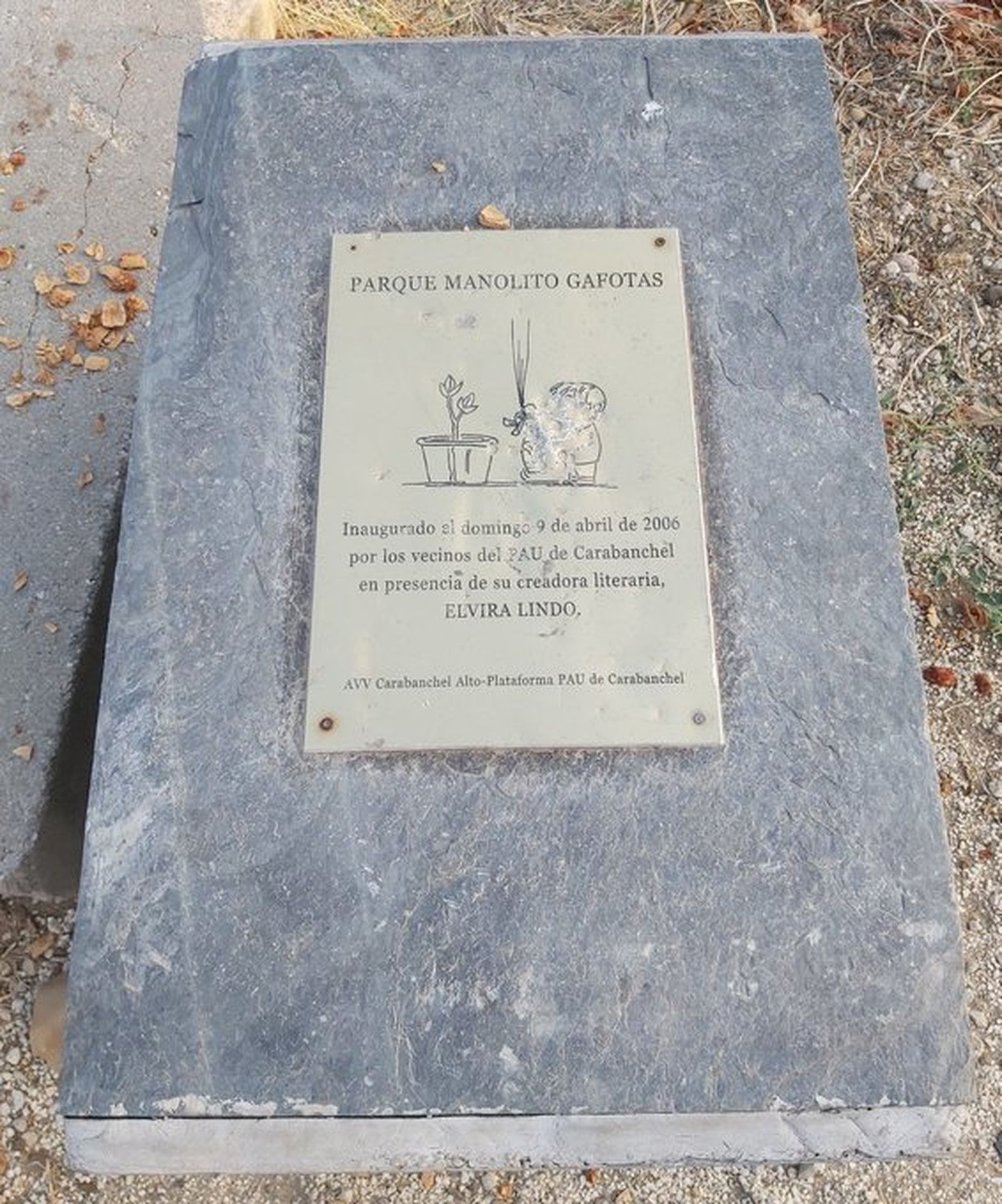 Placa de la 'inauguración' del Parque Manolito Gafotas por los vecinos de Carabanchel en 2006
