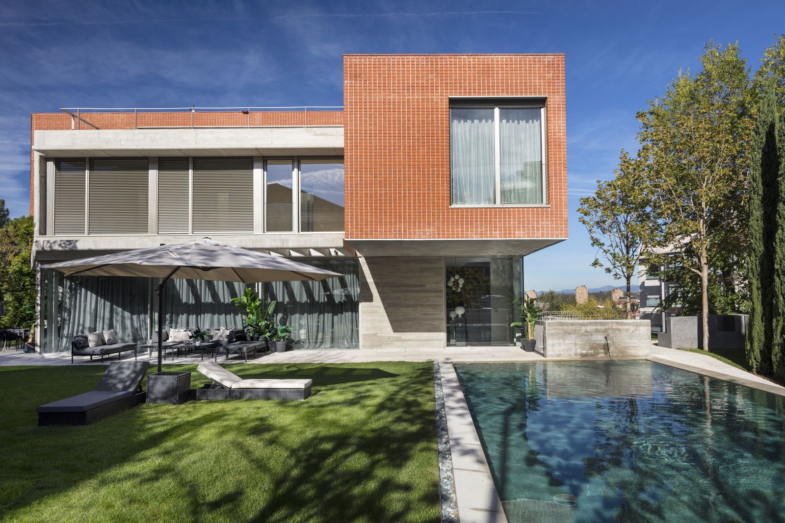 Esta maravillosa vivienda de tres plantas y 800 metros cuadrados, está en Puerta de Hierro, en unos terrenos que pertenecieron nada más y nada menos que a Don Juan de Borbón.