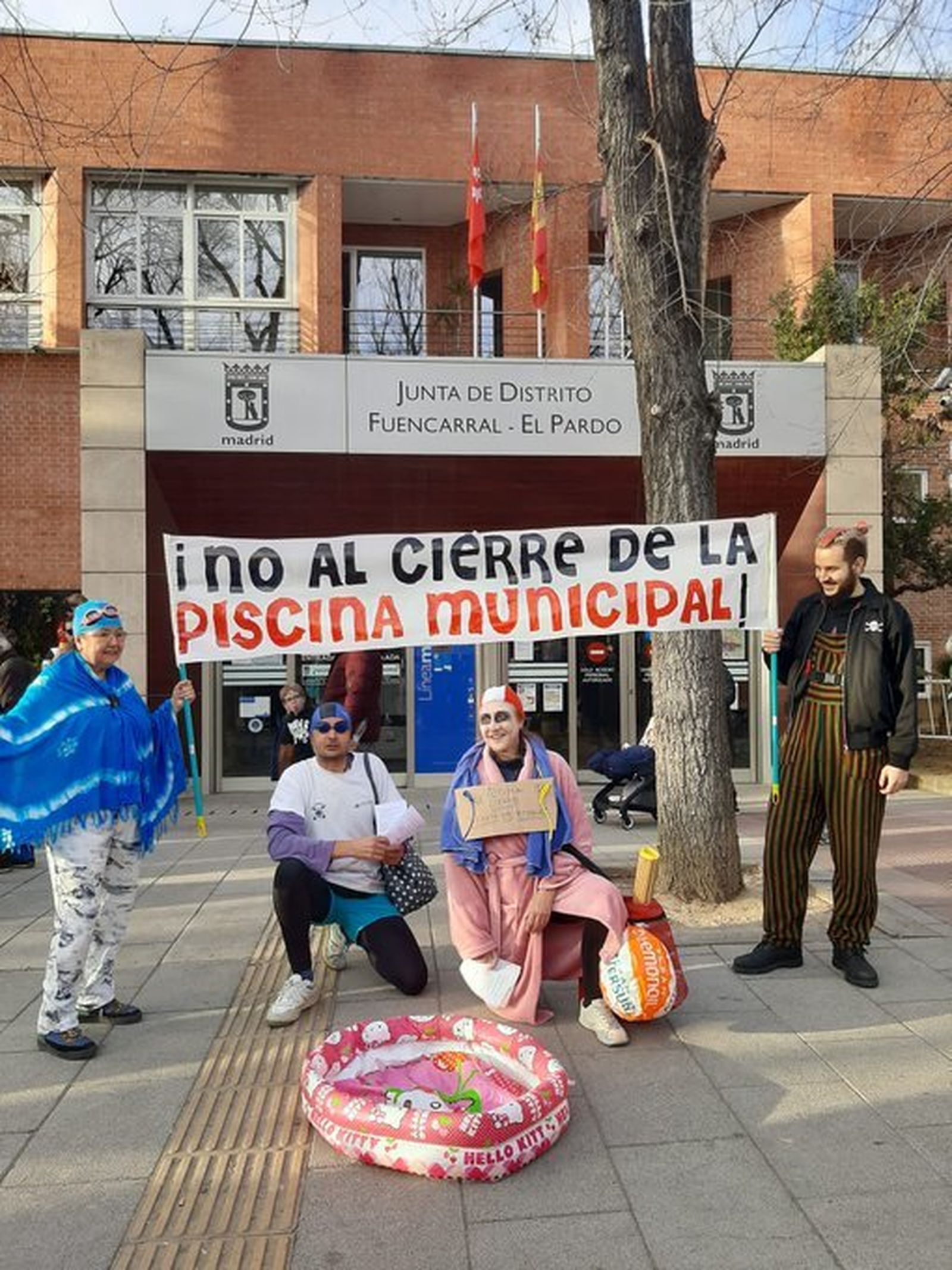 Protesta vecinal en febrero de 2023 por el cierre de la piscina