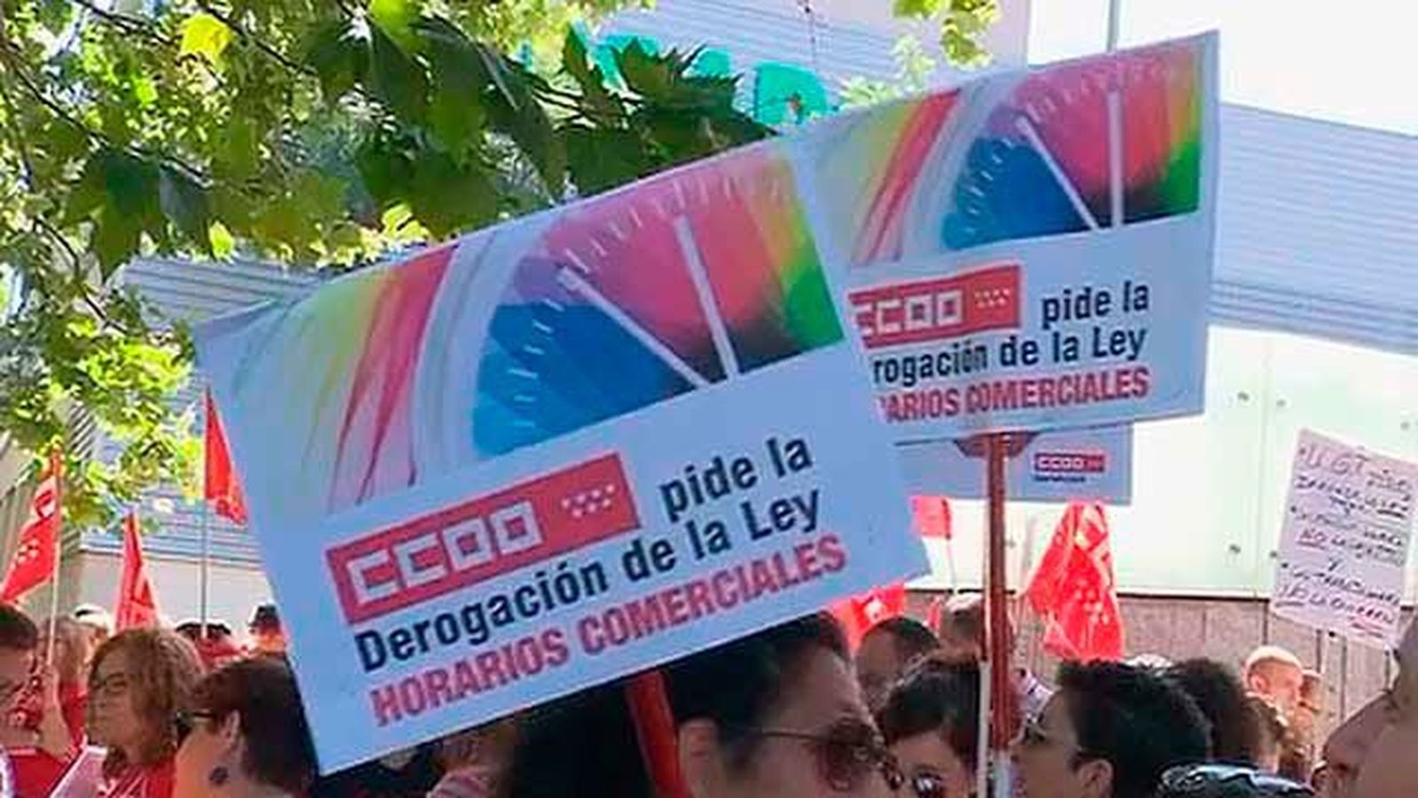 Protestan frente a la Asamblea contra los horarios libres en Madrid