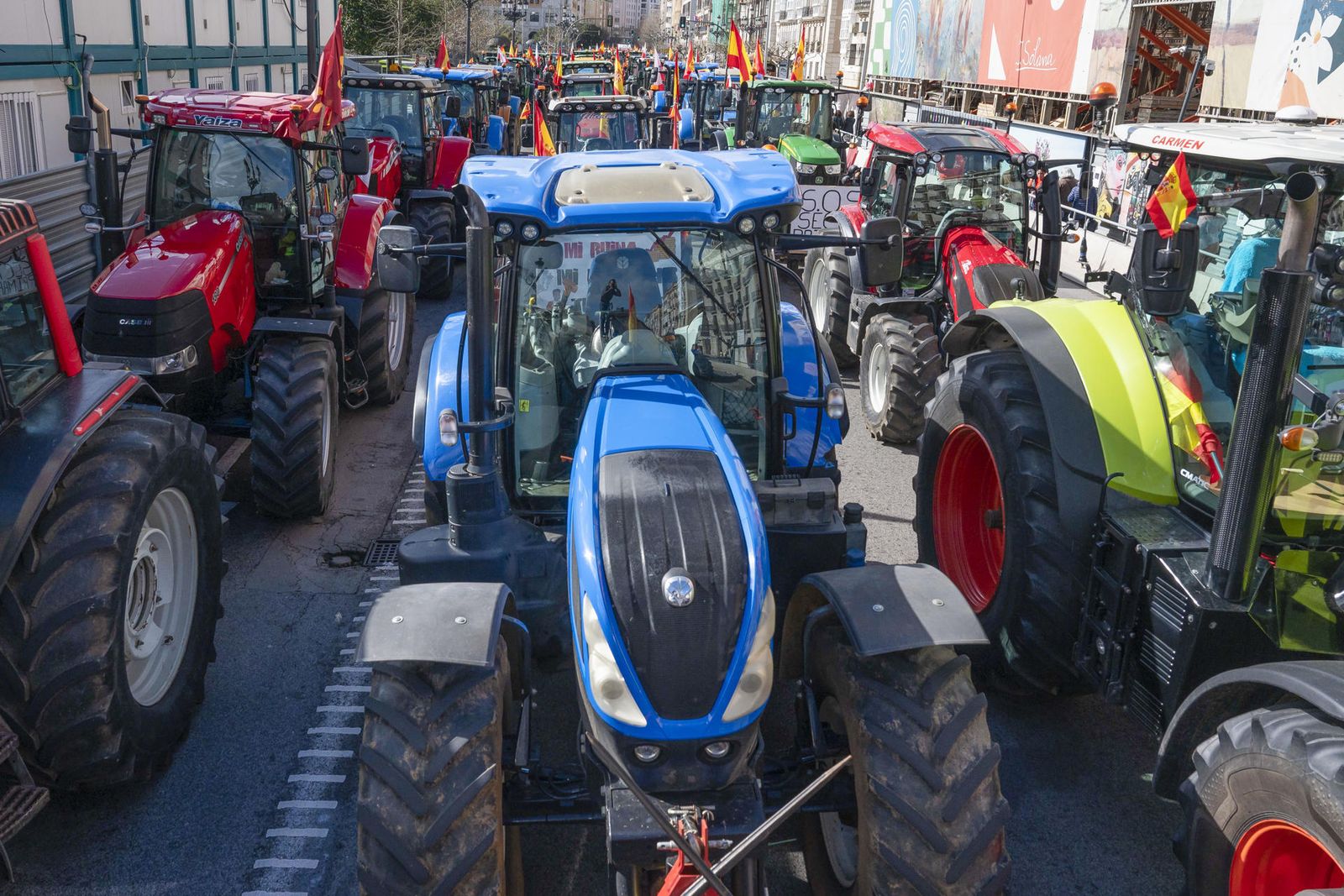 Tractores estacionados en una calle durante una protesta de agricultores