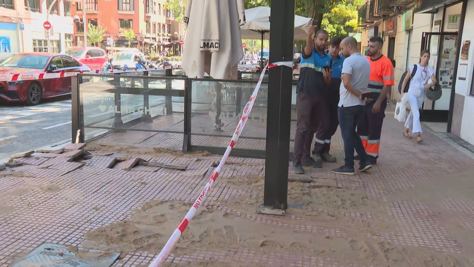 La rotura de una tubería deja sin agua a una manzana de Santa Engracia en la capital