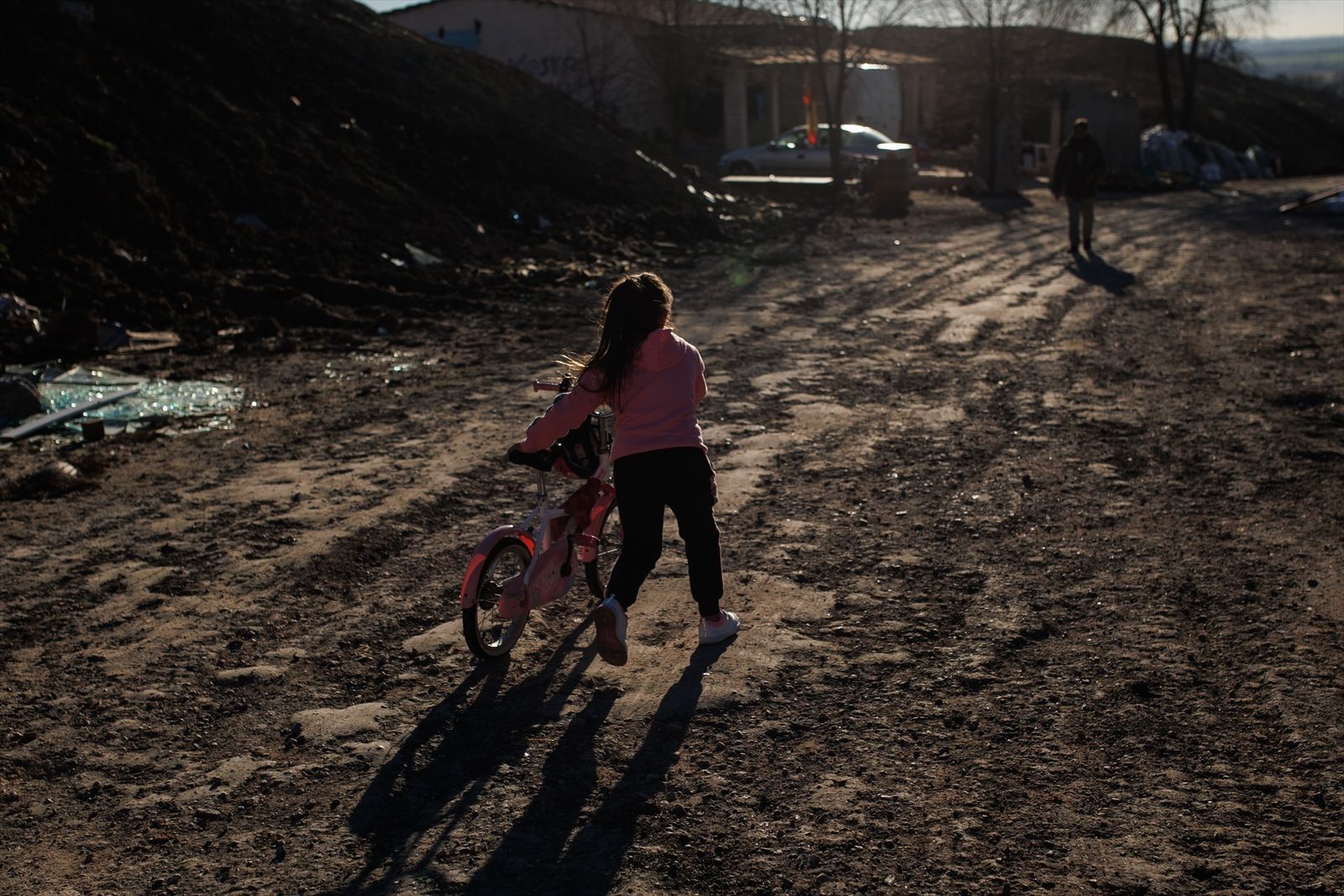 Una niña con una bici en el sector 6 de la Cañada Real Galiana