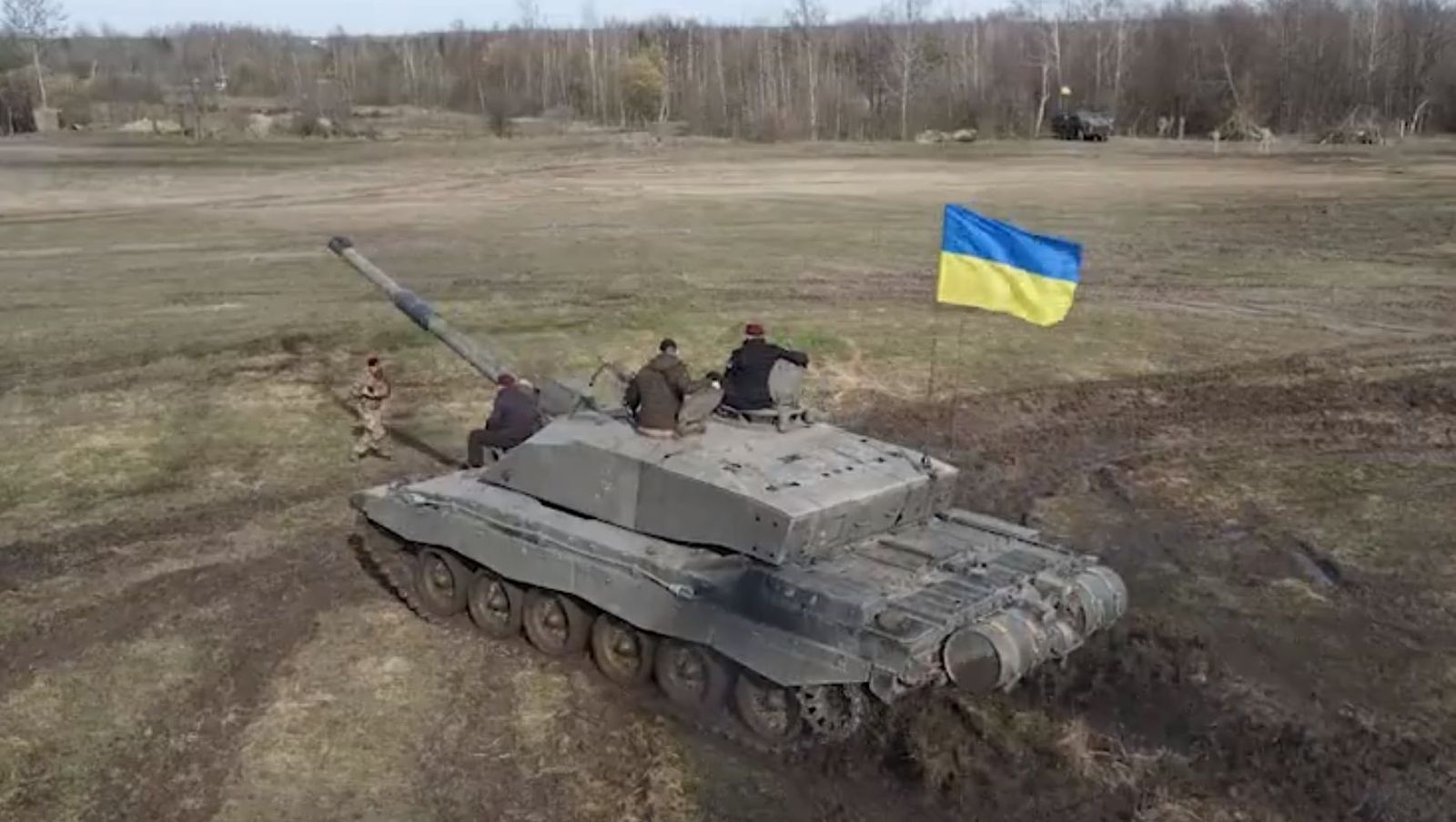 Uno de los tanques  'Challenger' de Reino Unido con la bandera ucraniana