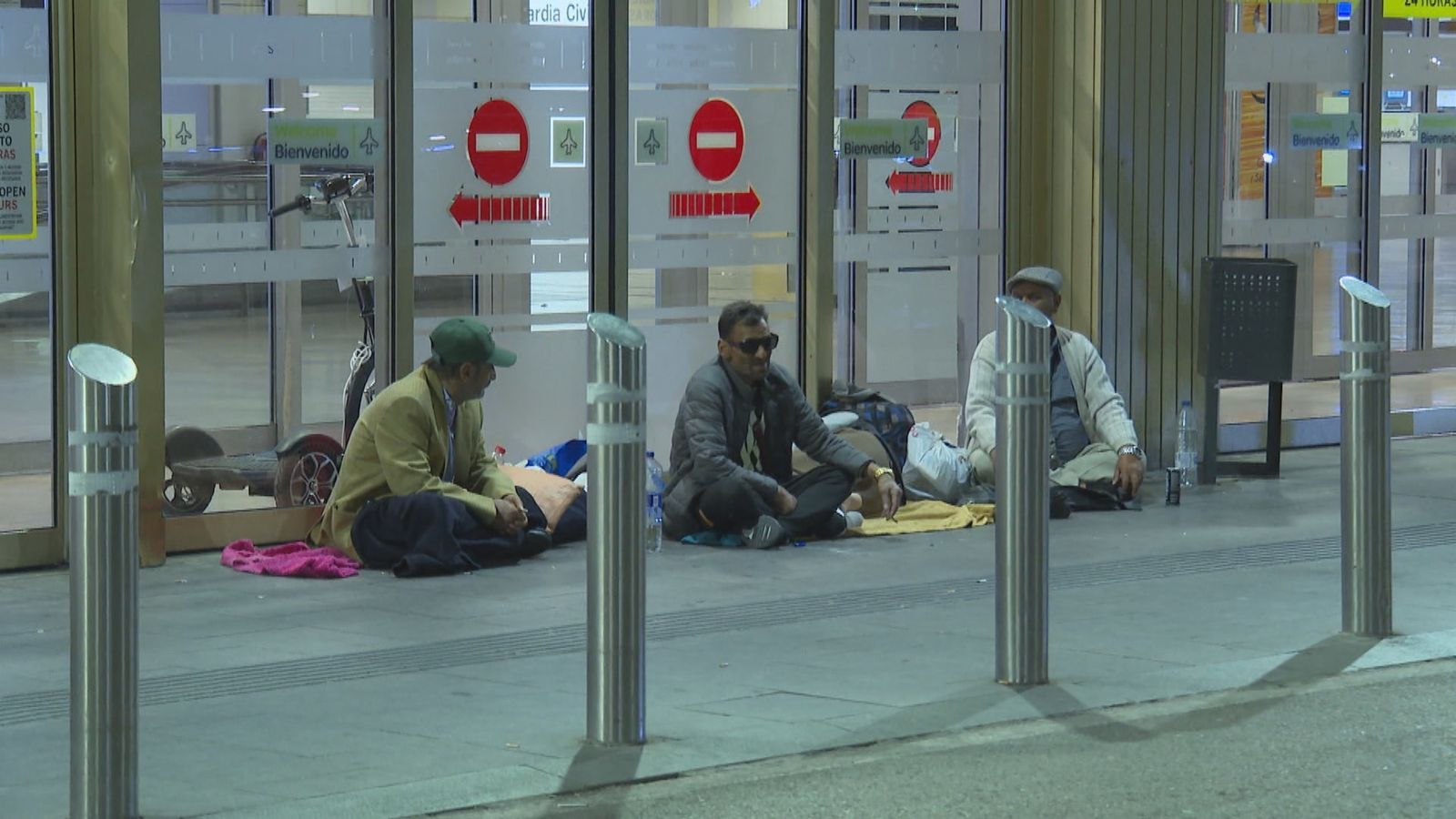 Personas sin hogar a las puertas de una terminal de Barajas