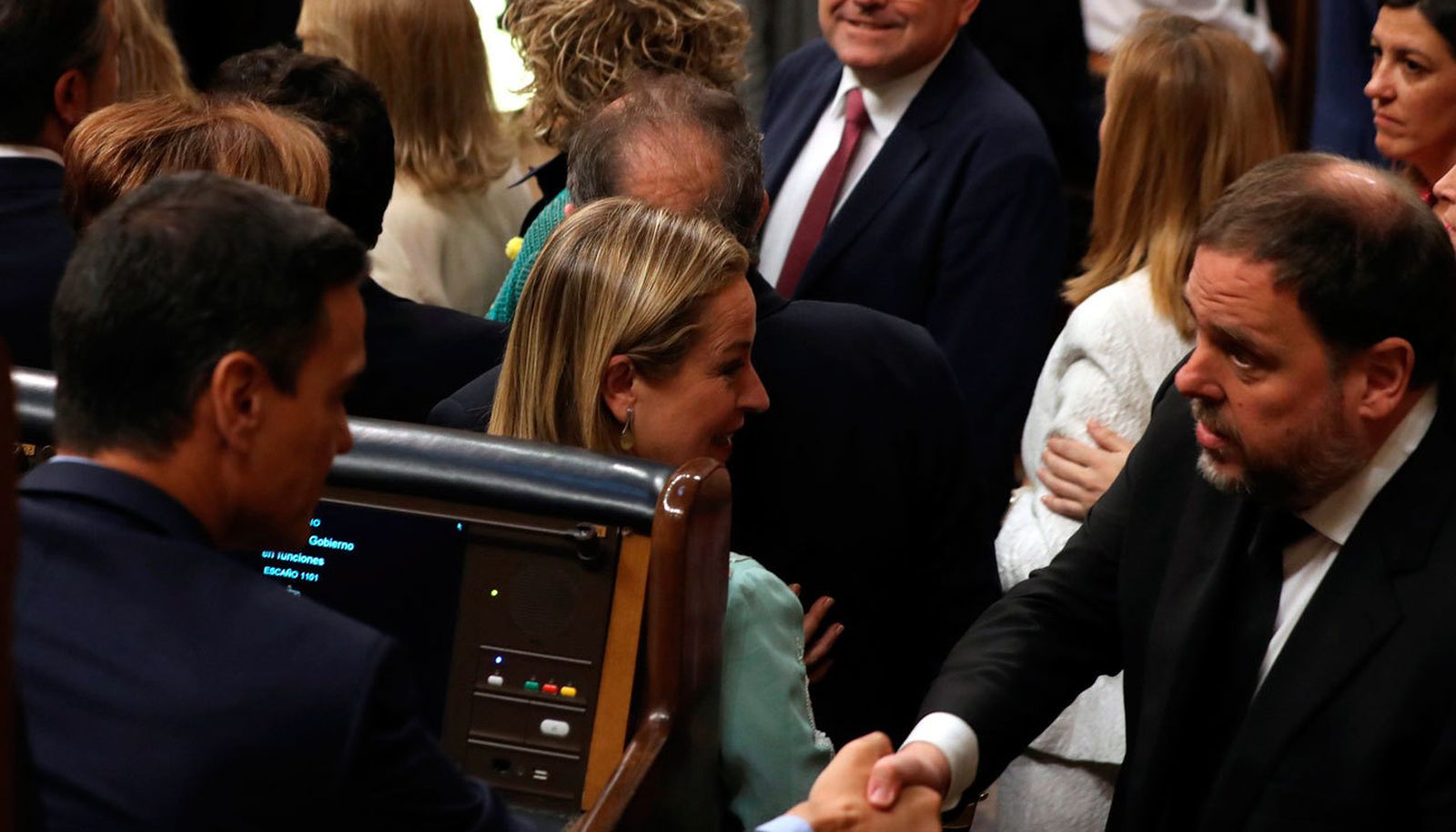 Frío apretón de manos entre Pedro Sánchez y Oriol Junqueras