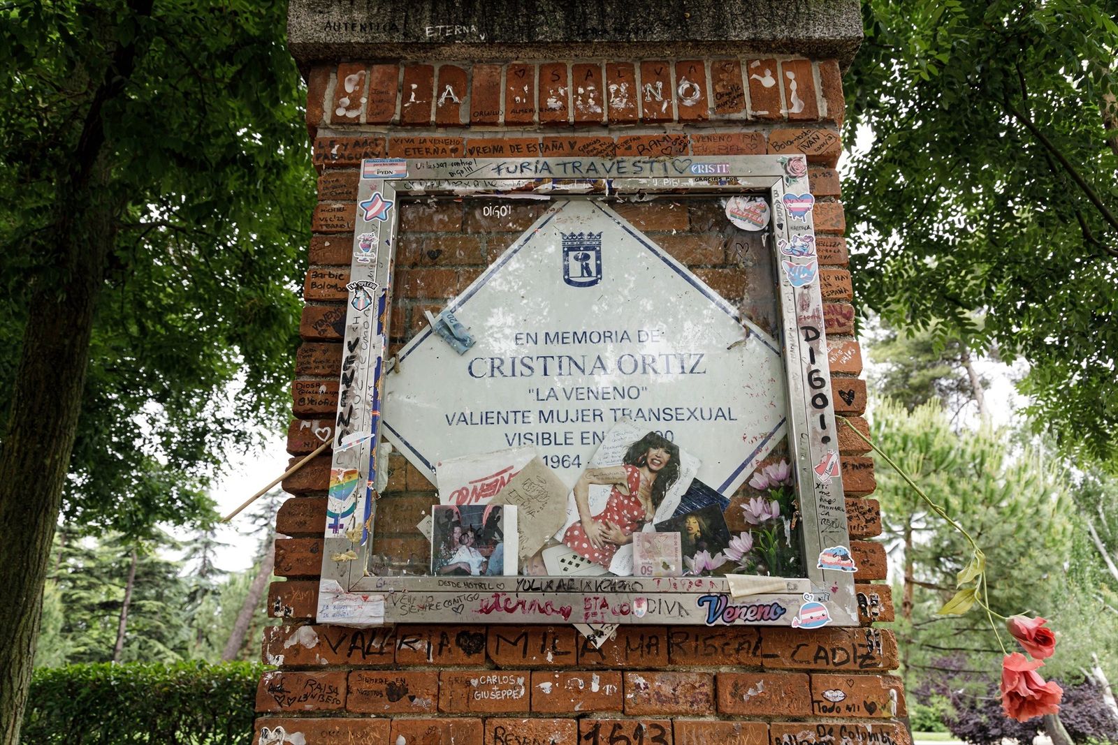 La placa que homenajea a 'La Veneno', en el Parque del Oeste, a 26 de mayo de 2023, en Madrid (España)