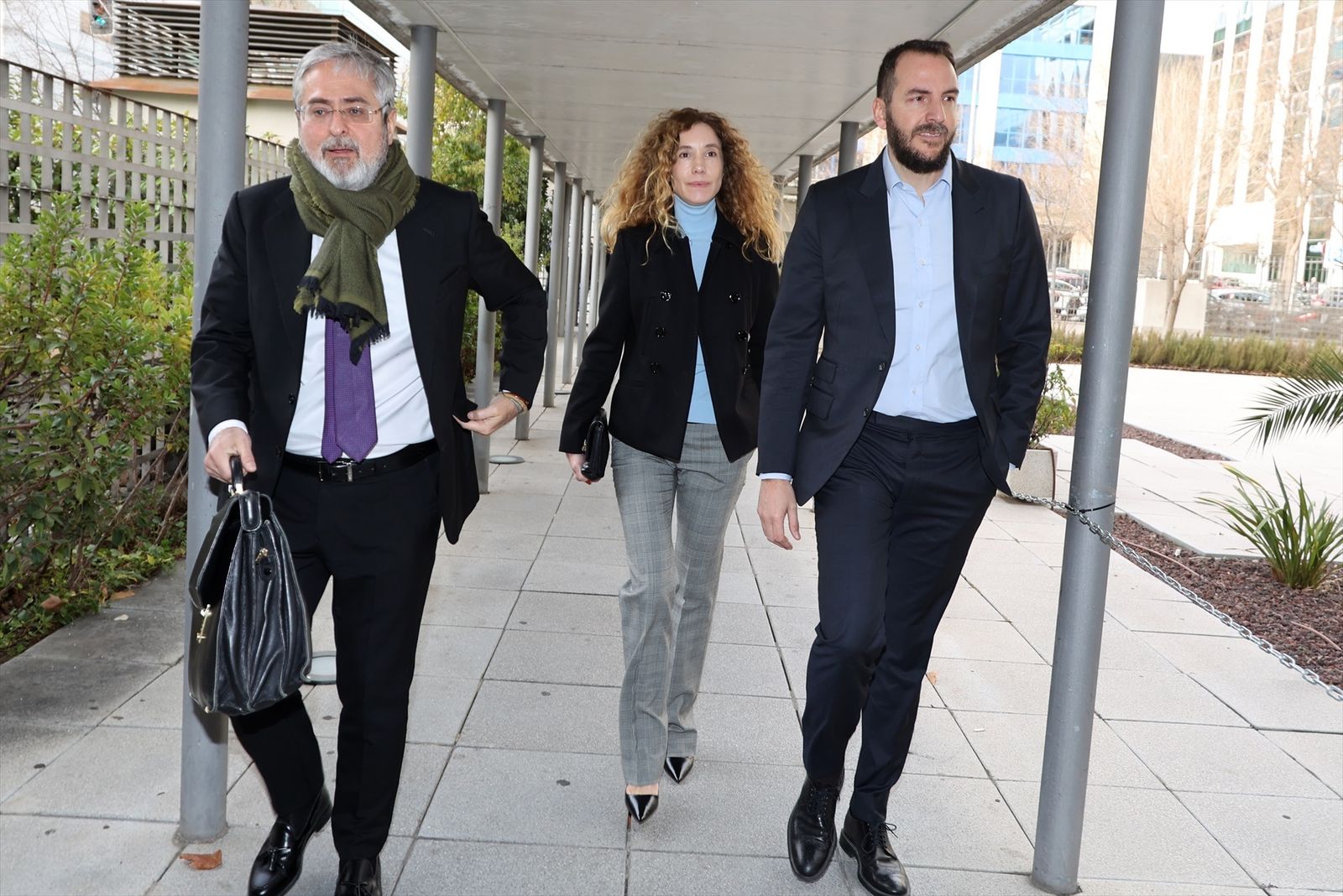 Borja Thyssen y Blanca Cuesta llegando junto a su abogado al Juzgado de lo Penal número 15 de Madrid