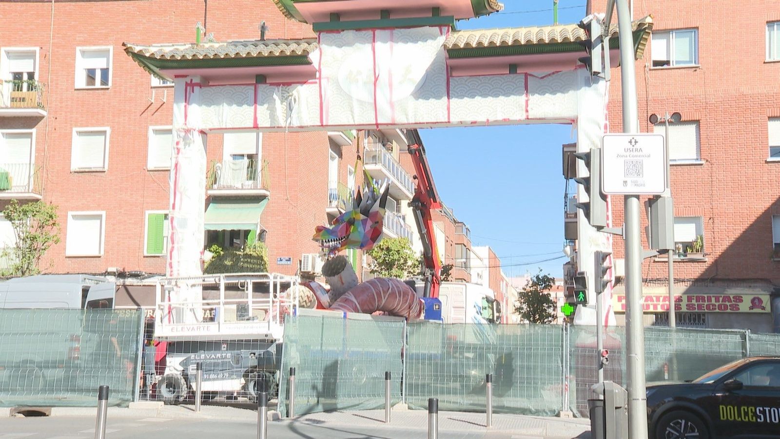 'Two cultures in love': Usera levanta la primera Puerta China de Madrid