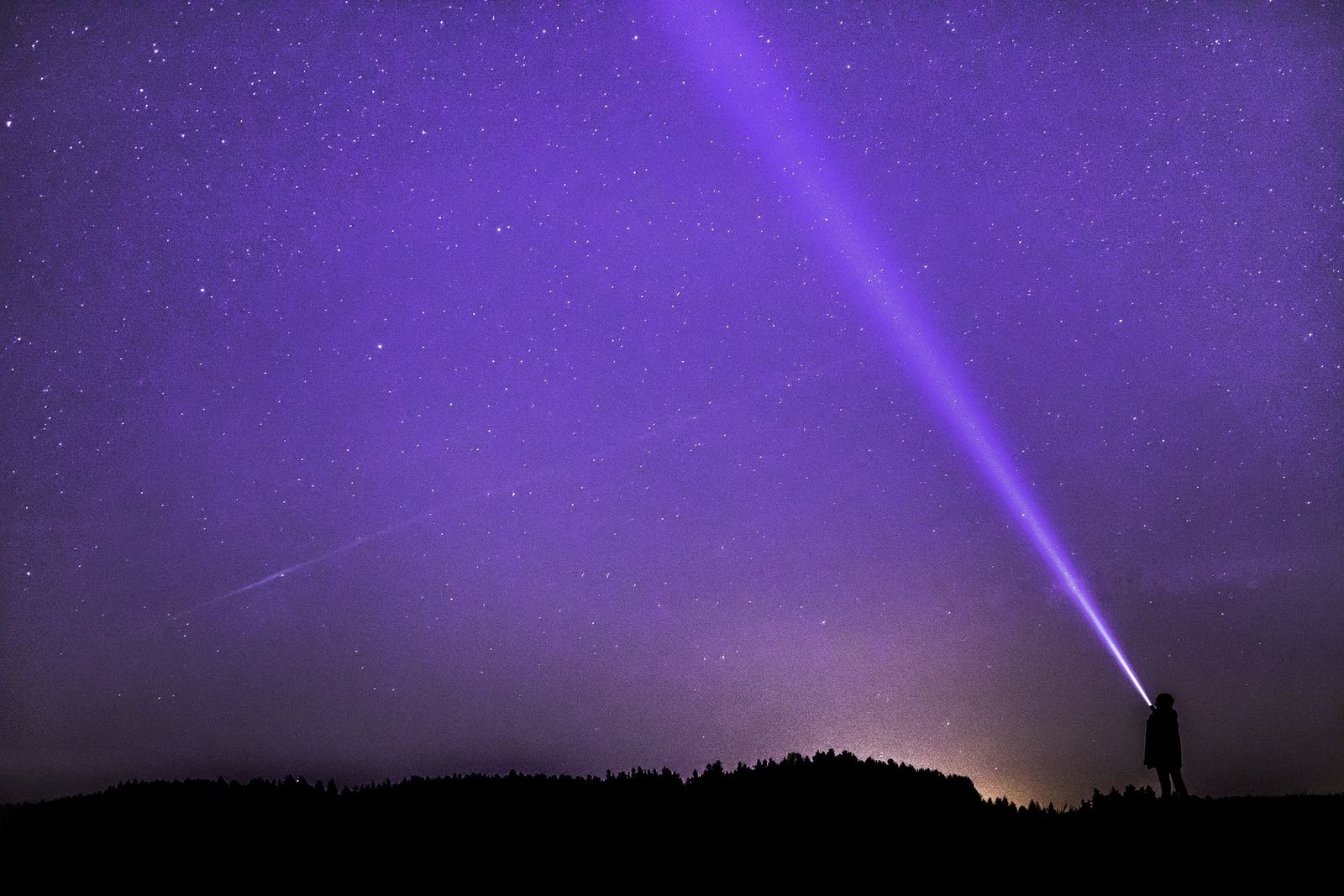 Muy cerca de San Lorenzo del Escorial se encuentra la silla de Felipe II, un lugar fantástico para 'cazar estrellas' y pedir deseos. Se encuentra en un paraje natural protegido, el Pinar de Abantos y la zona de La Herrería, a dos kilómetros y medio de San Lorenzo.
