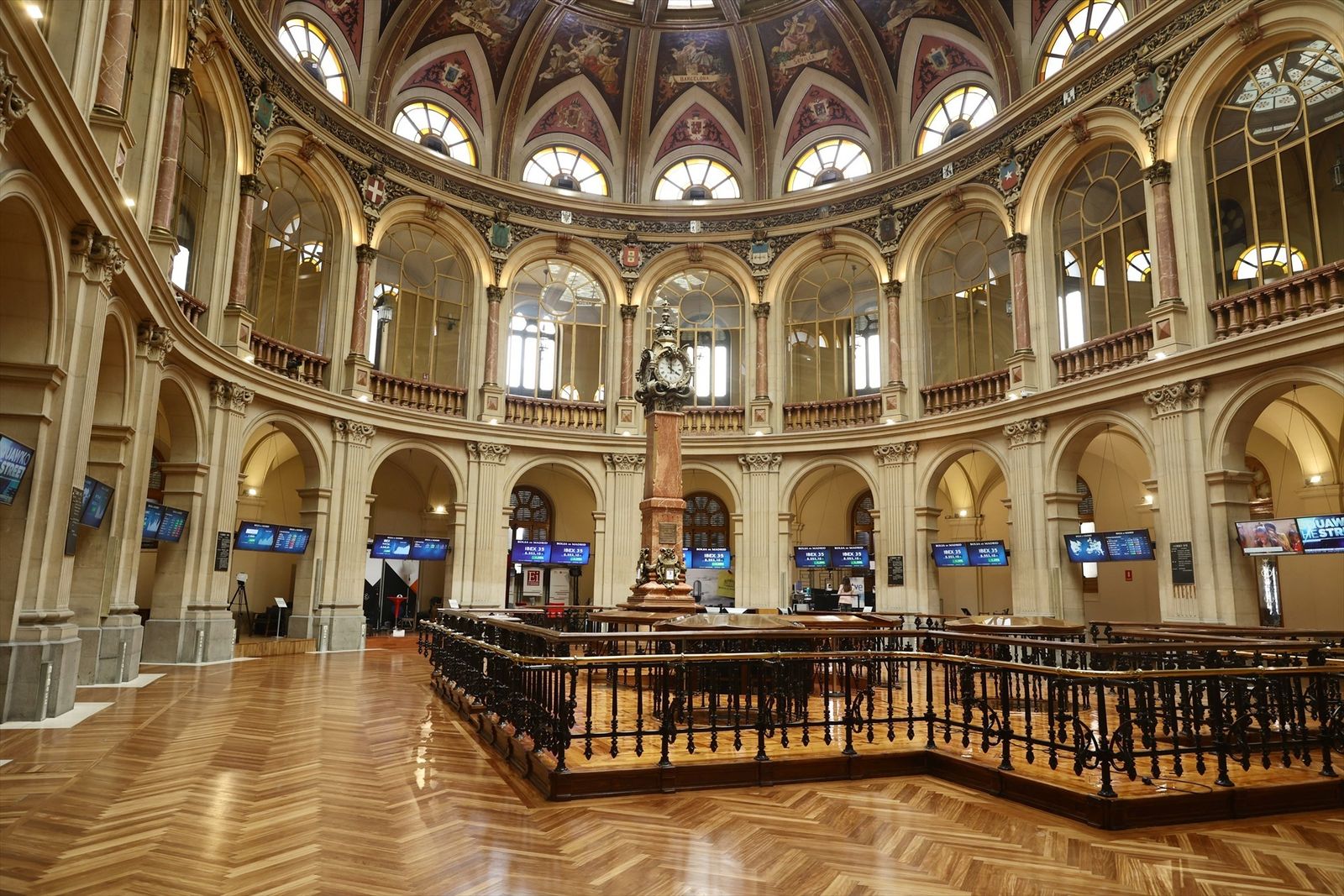 Vista general del Palacio de la Bolsa