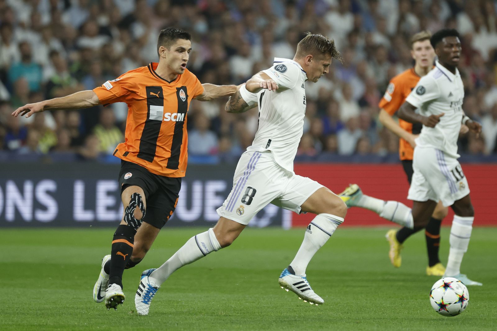 Kroos ante el al Shakhtar Donetsk