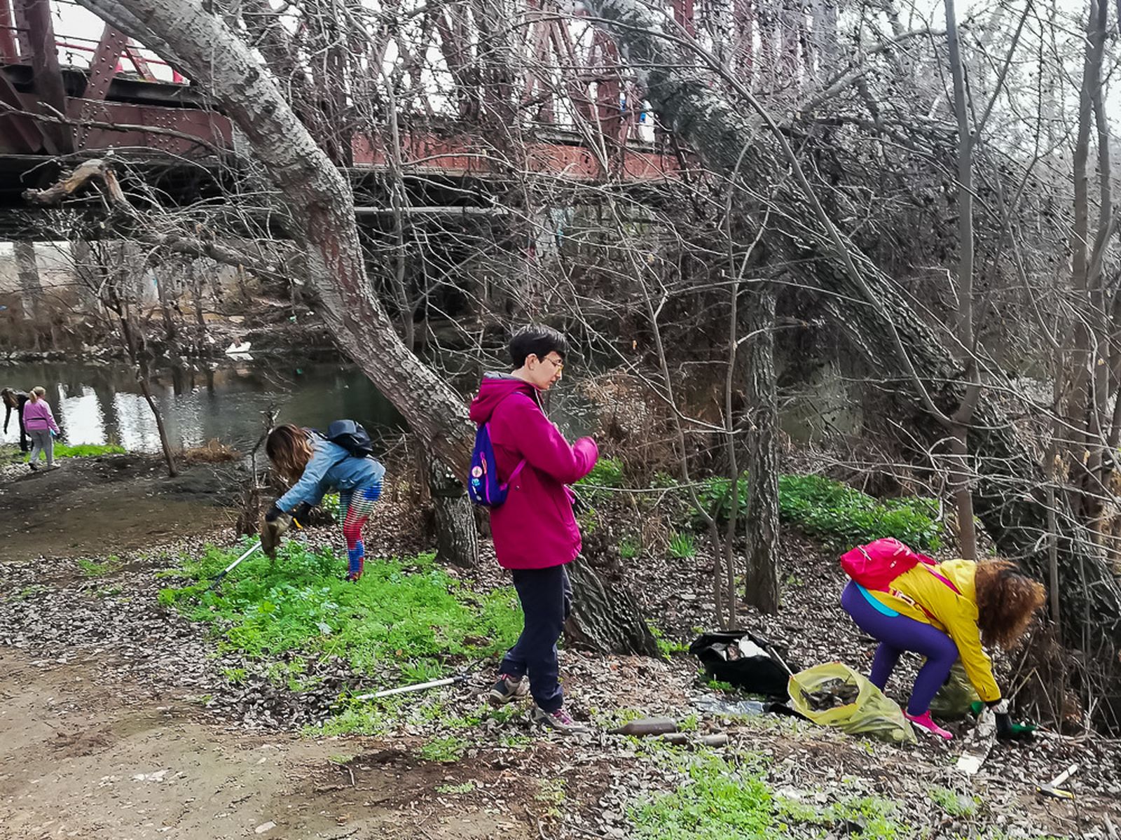 Voluntarios limpian el río Henares