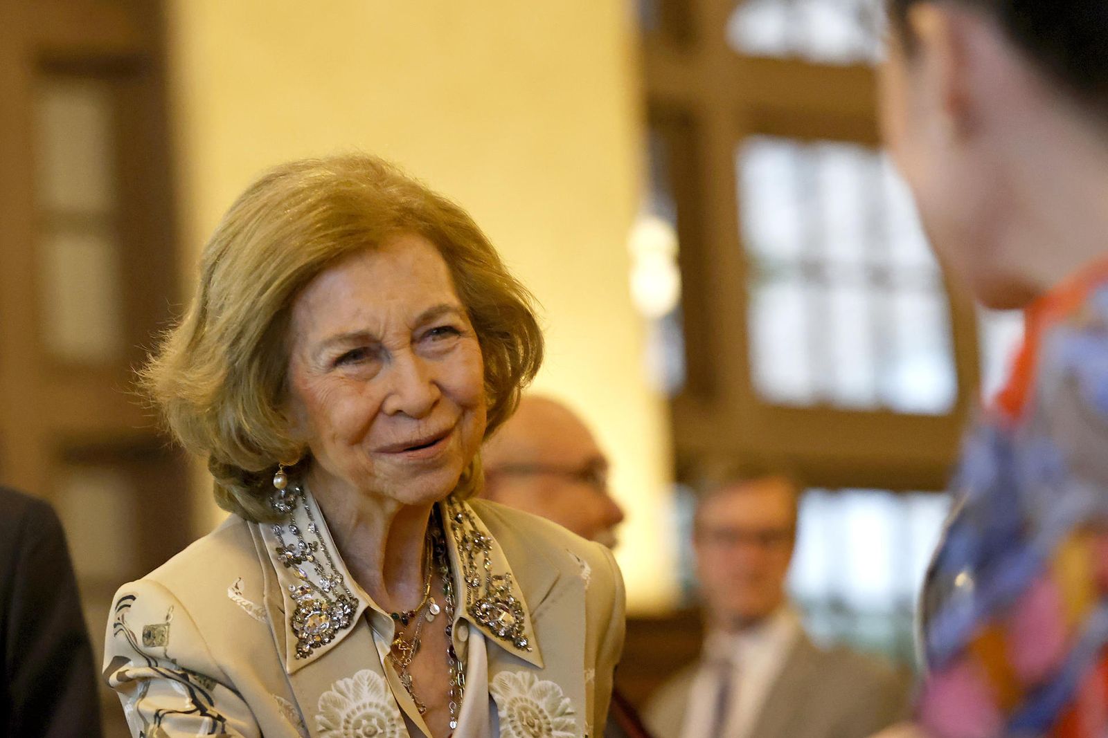La reina emérita Sofía saluda a los invitados de la Biblioteca Julia Ideson hoy en Houston, Texas (EE.UU.)