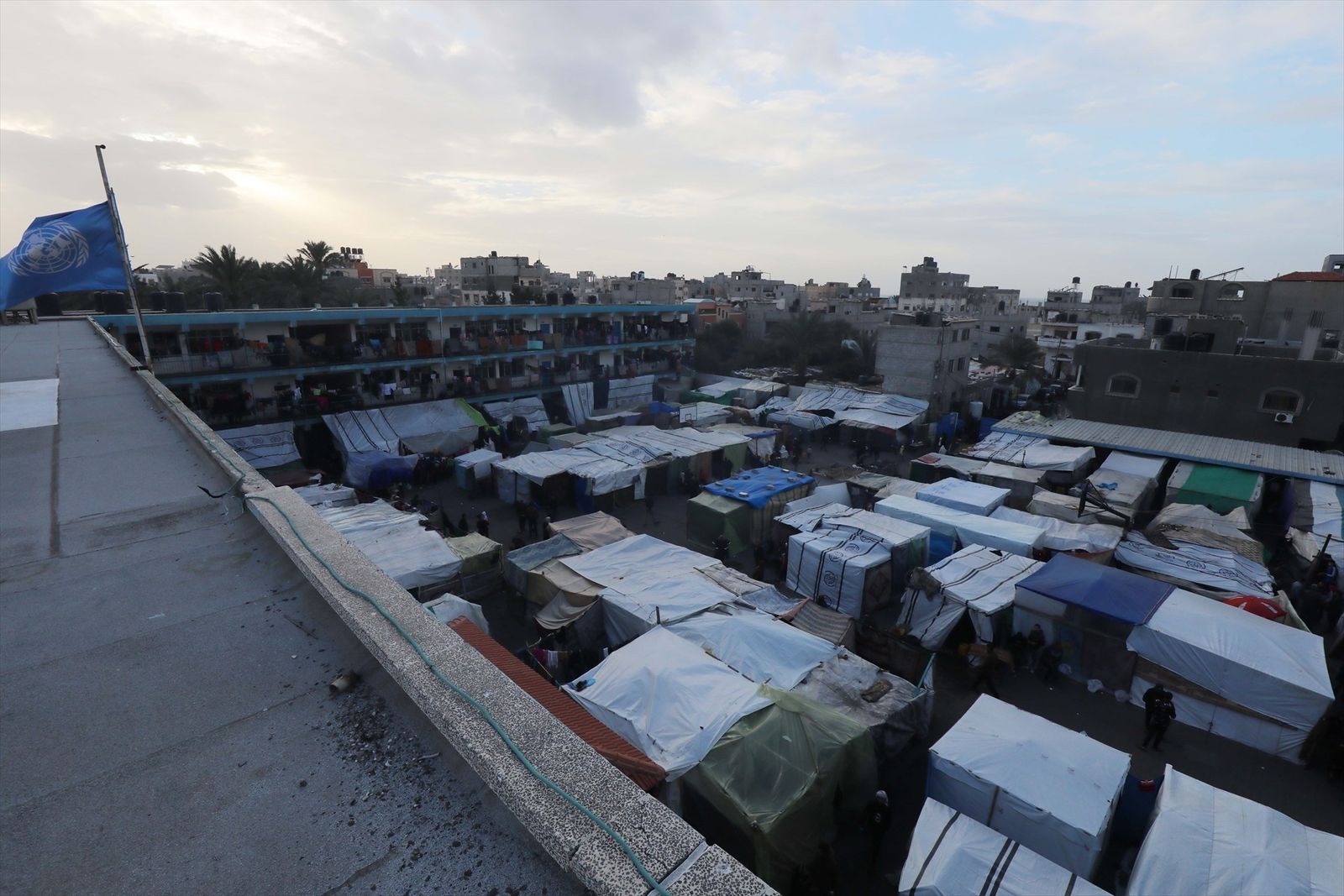 Palestinos desplazados refugiados en una escuela de Deir al-Balah, afiliada a la UNRWA