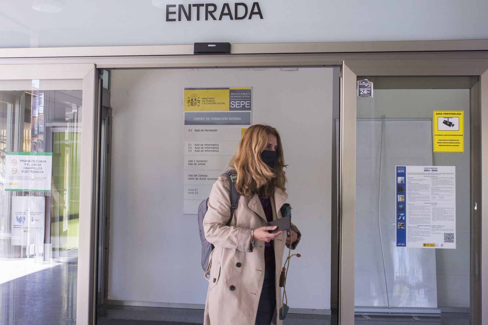 Una mujer entra en una oficina del SEPE