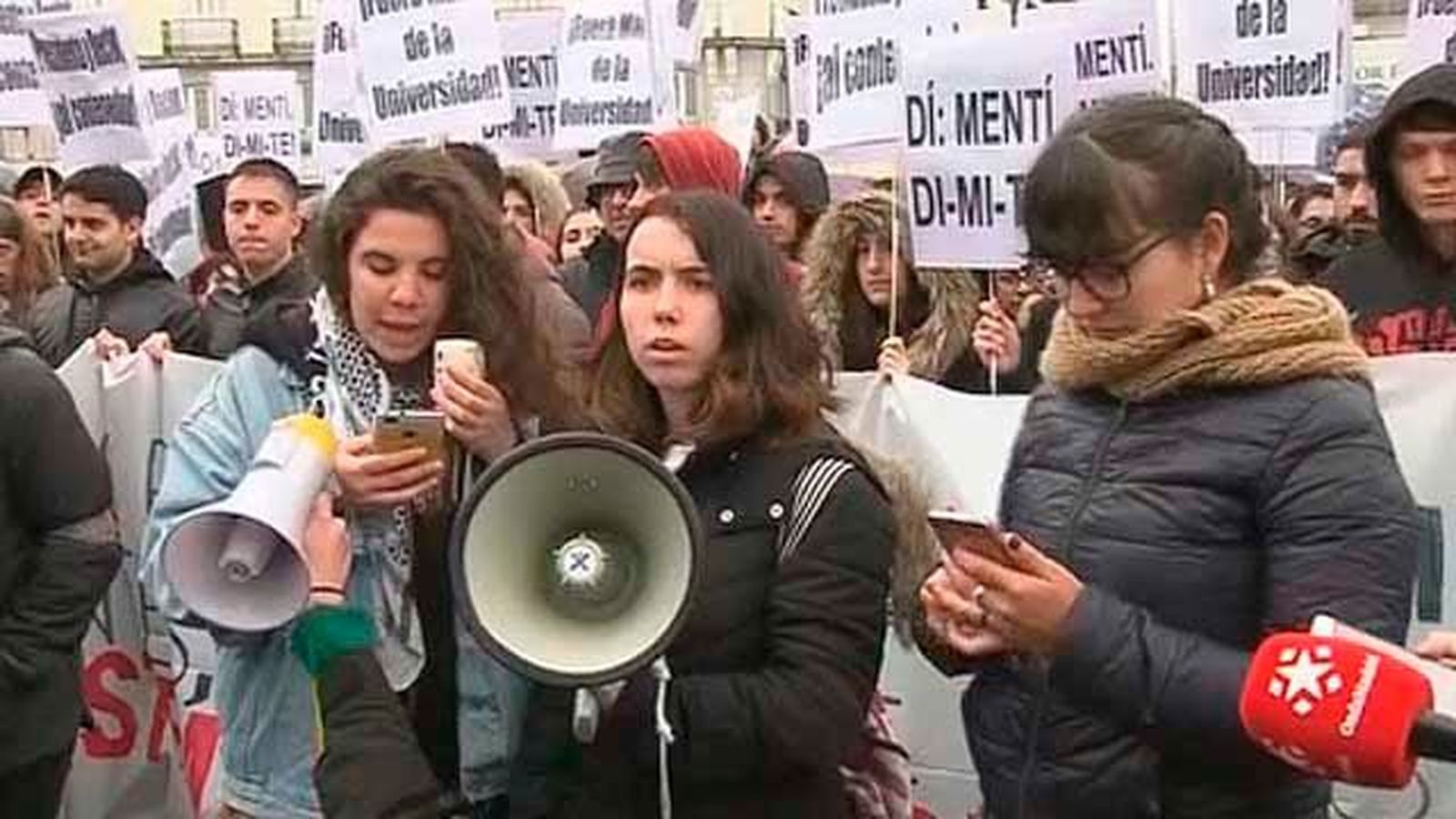 Centenares de estudiantes piden la dimisión de Cifuentes en la Puerta del Sol