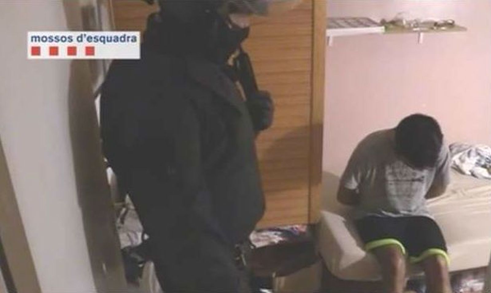Secuestran a una mujer en El Prat para  forzar la entrega de dos menores a un clan